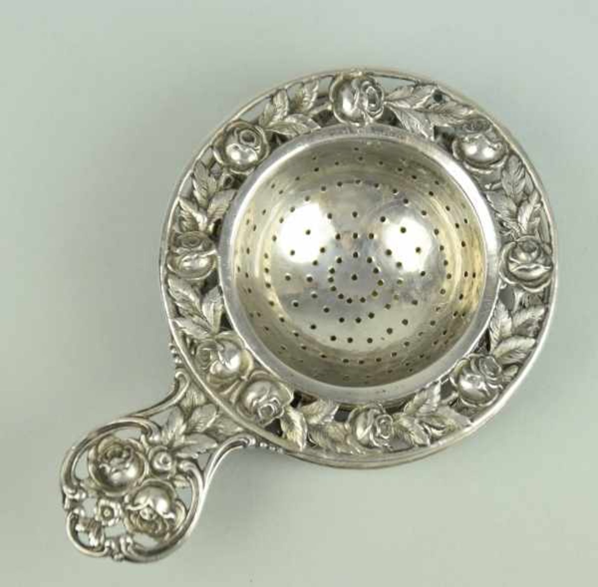 TEESIEB mit Untersatz, reich reliefiert mit Rosenmotiven, Silber 800, 118gr, D 8,5cm - Bild 3 aus 4