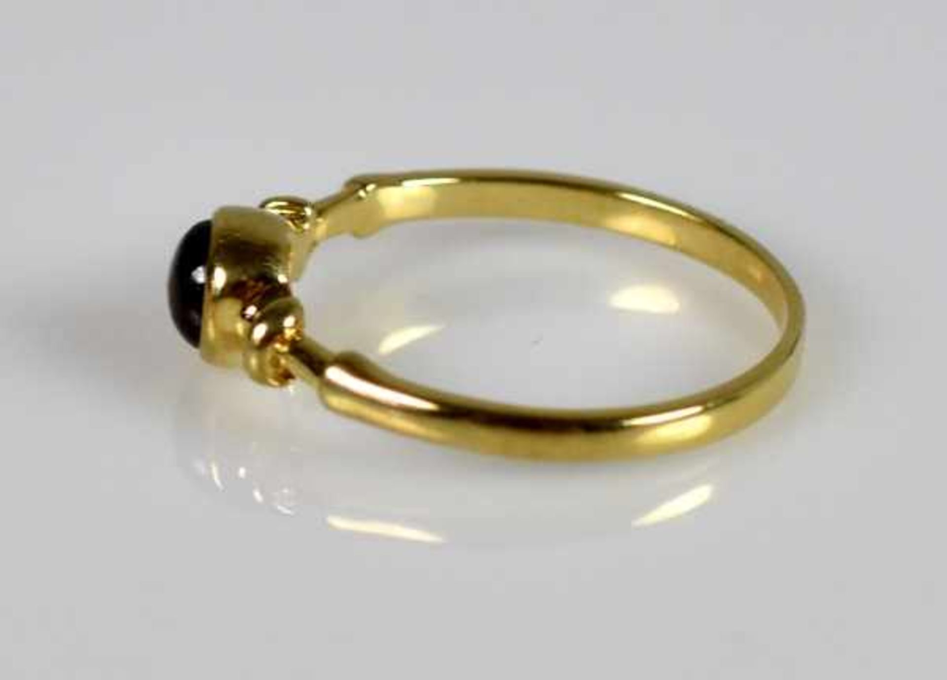 GRANATRING mit verzierter Schiene, mittig Granatcabochon Gelbgold 14ct, Gr. 57 - Bild 3 aus 3