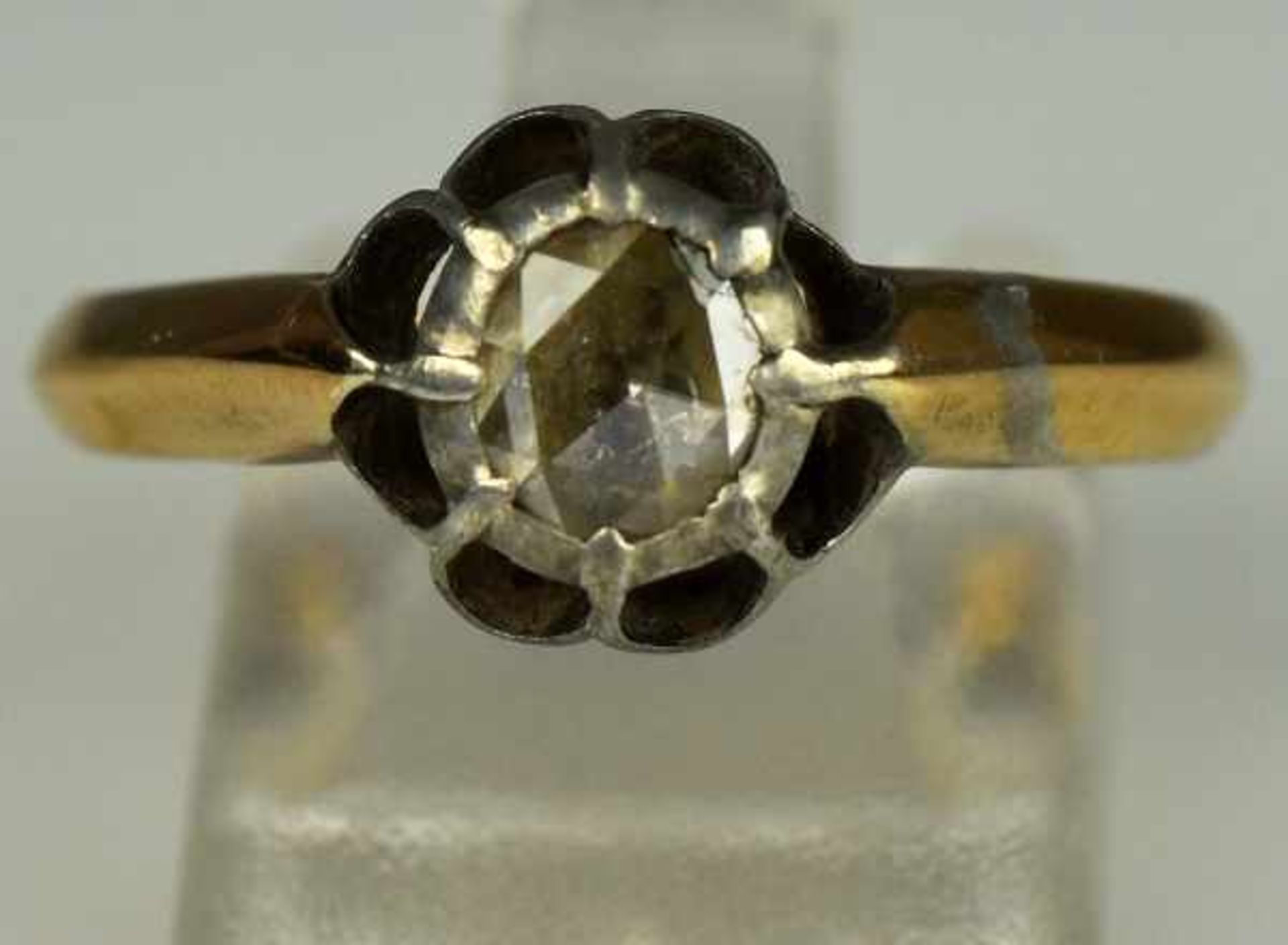 RING mit Rosendiamant um 0,5ct in seitlich durchbrochener Silberfassung, antik, 19.Jh., aufgelegt - Image 2 of 3