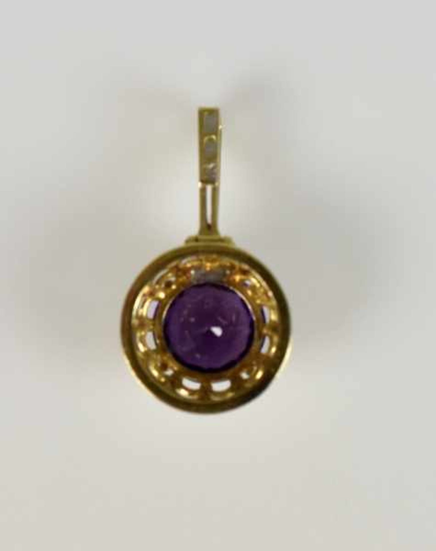 AMETHYST-ANHÄNGER runder geschliffener Amethyst mit 2 kleinen Diamanten in Gelbgoldfassung 14ct, D - Bild 2 aus 3