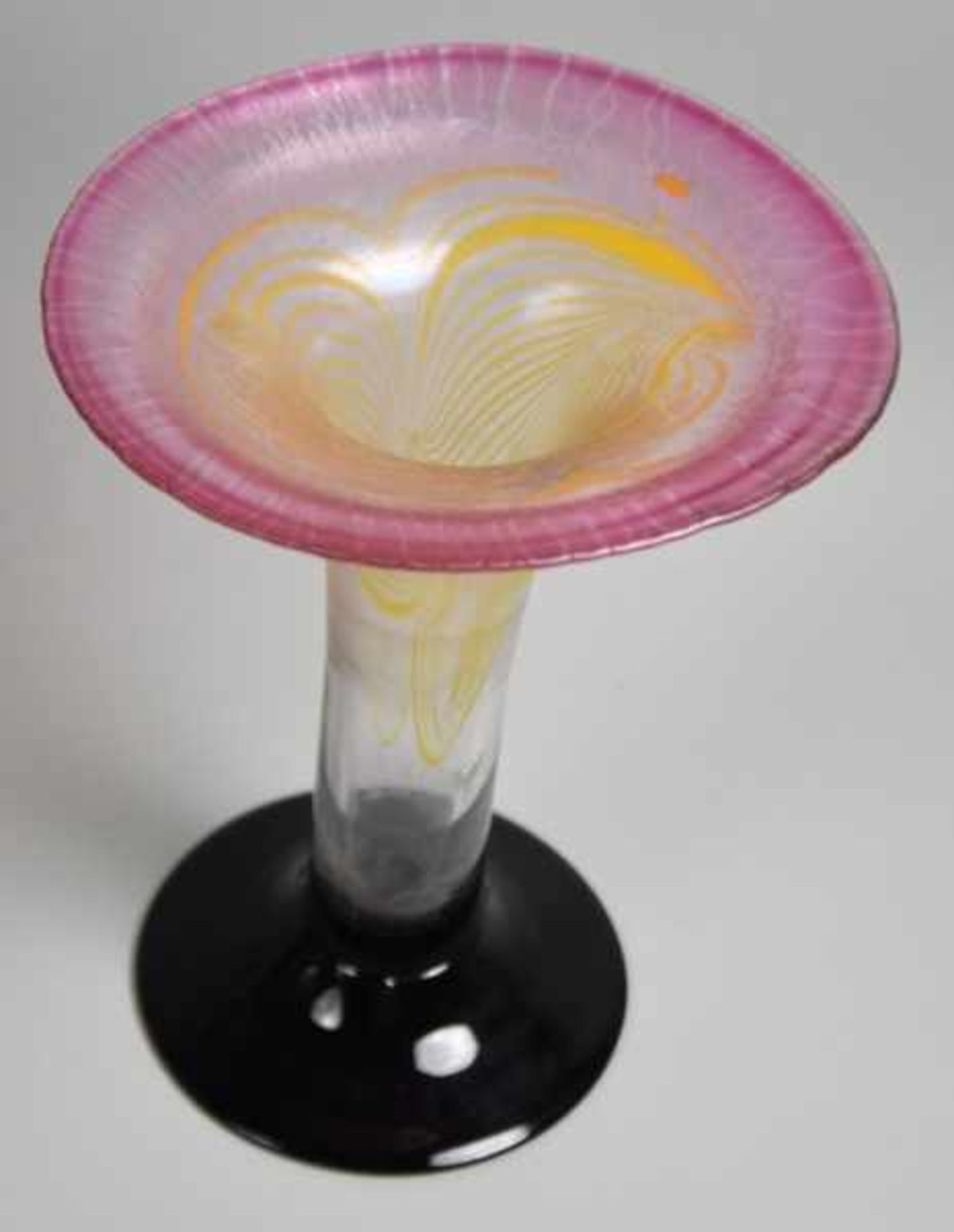STUDIOGLAS EISCH Tulpenform mit ausgestelltem Rand, eingeschlossene gelbe Glasspiralen, rosa - Image 2 of 3