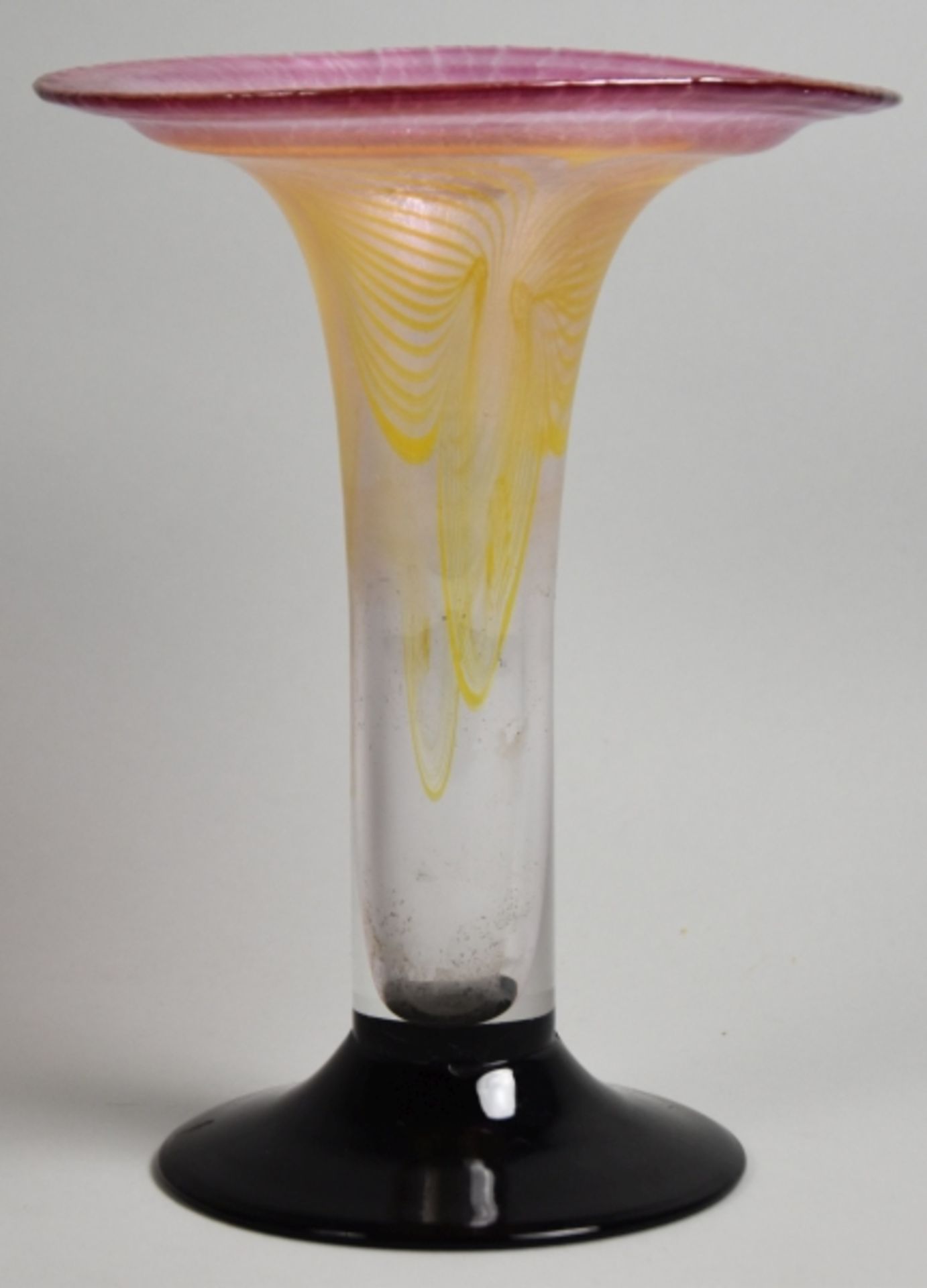 STUDIOGLAS EISCH Tulpenform mit ausgestelltem Rand, eingeschlossene gelbe Glasspiralen, rosa