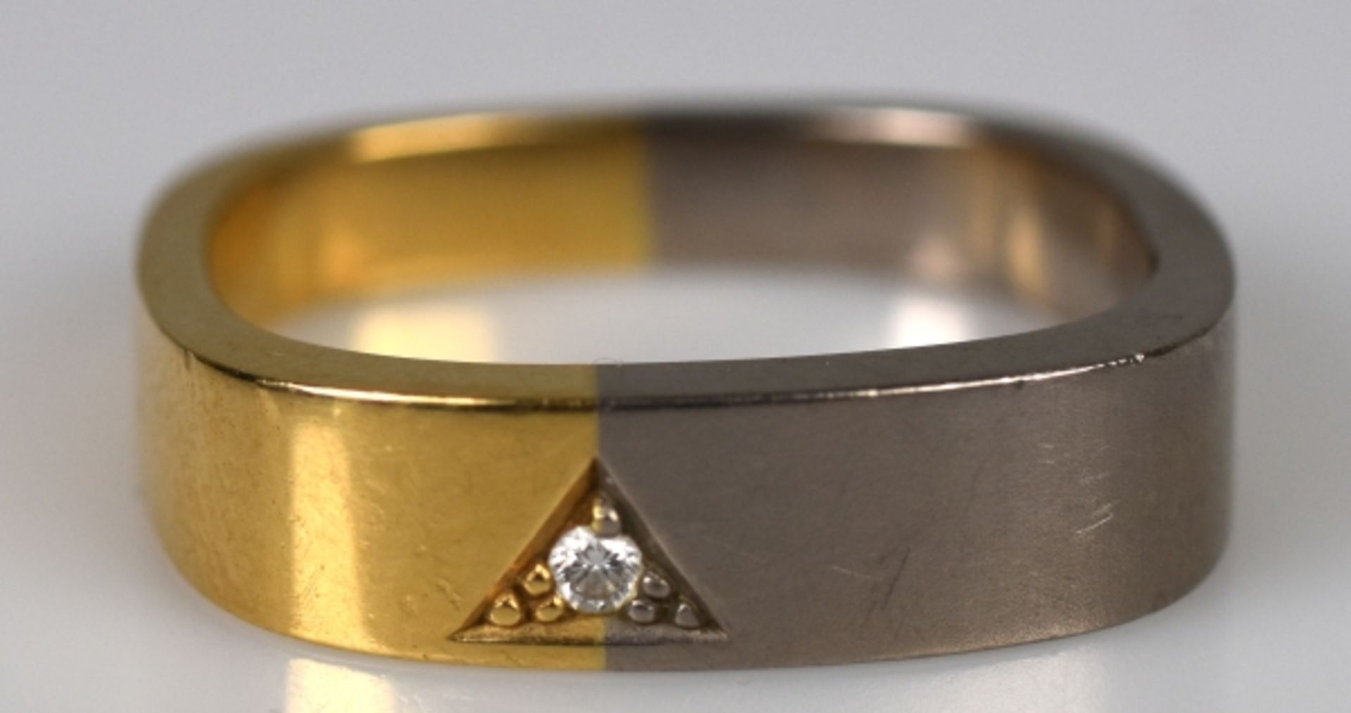 BANDRING vierpassig, in Weiß- Gelbgold 18ct, mit kleinem Diamant im Dreieck, Goldschmiedemarke,