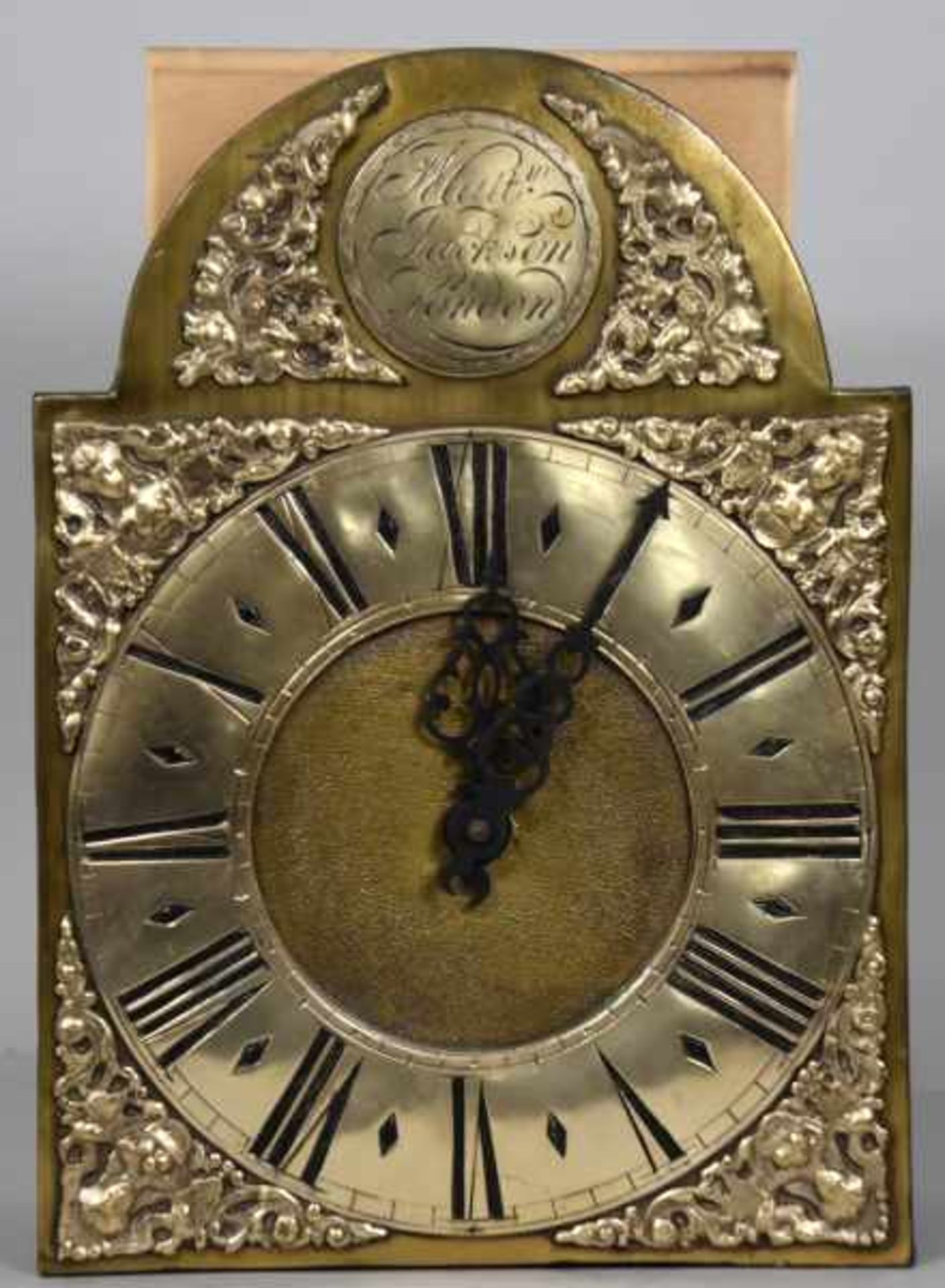 WANDUHR Zifferblatt mit römischen Ziffern, Eckdekorationen Messing hell, oben mittig