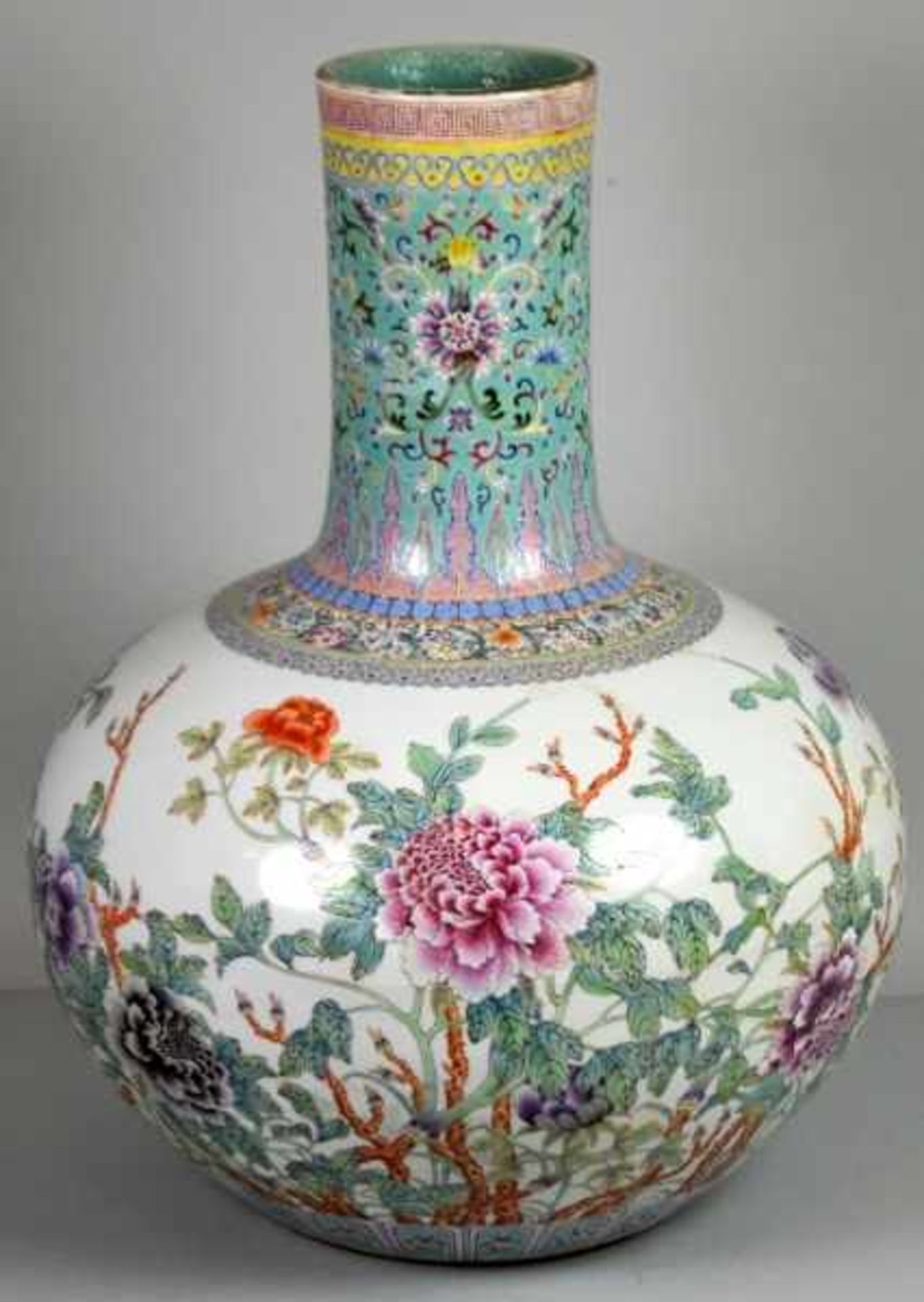 GROSSE VASE gebauchter Korpus mit langem geradem Hals, feines polychromes florales Dekor, 19.Jh.,