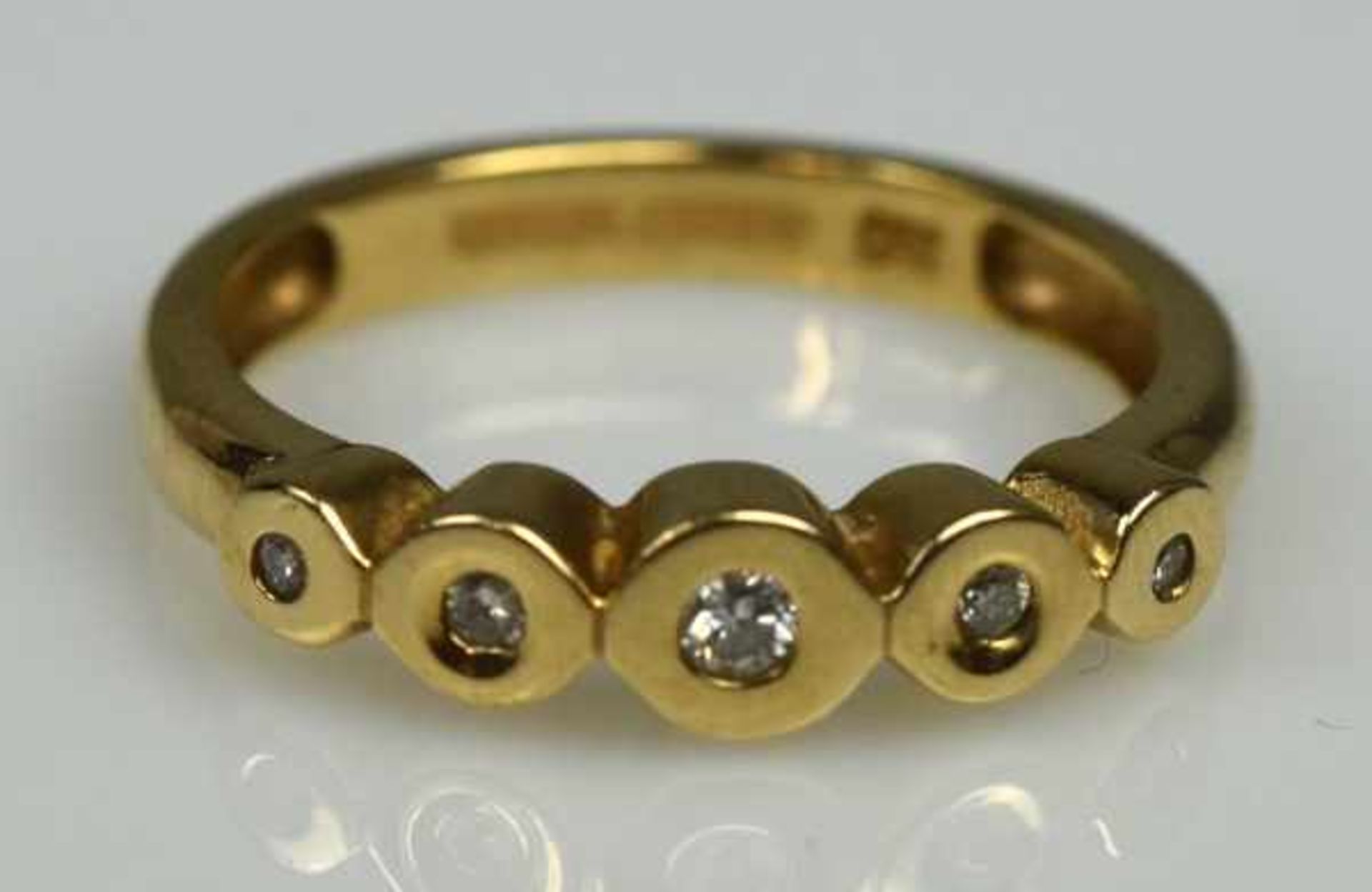 DIAMANTRING Schauseite mit fünf Brillanten in runden Fassungen, Gelbgold 14ct, 3,2g, Gr.54,5- - - - Bild 2 aus 2