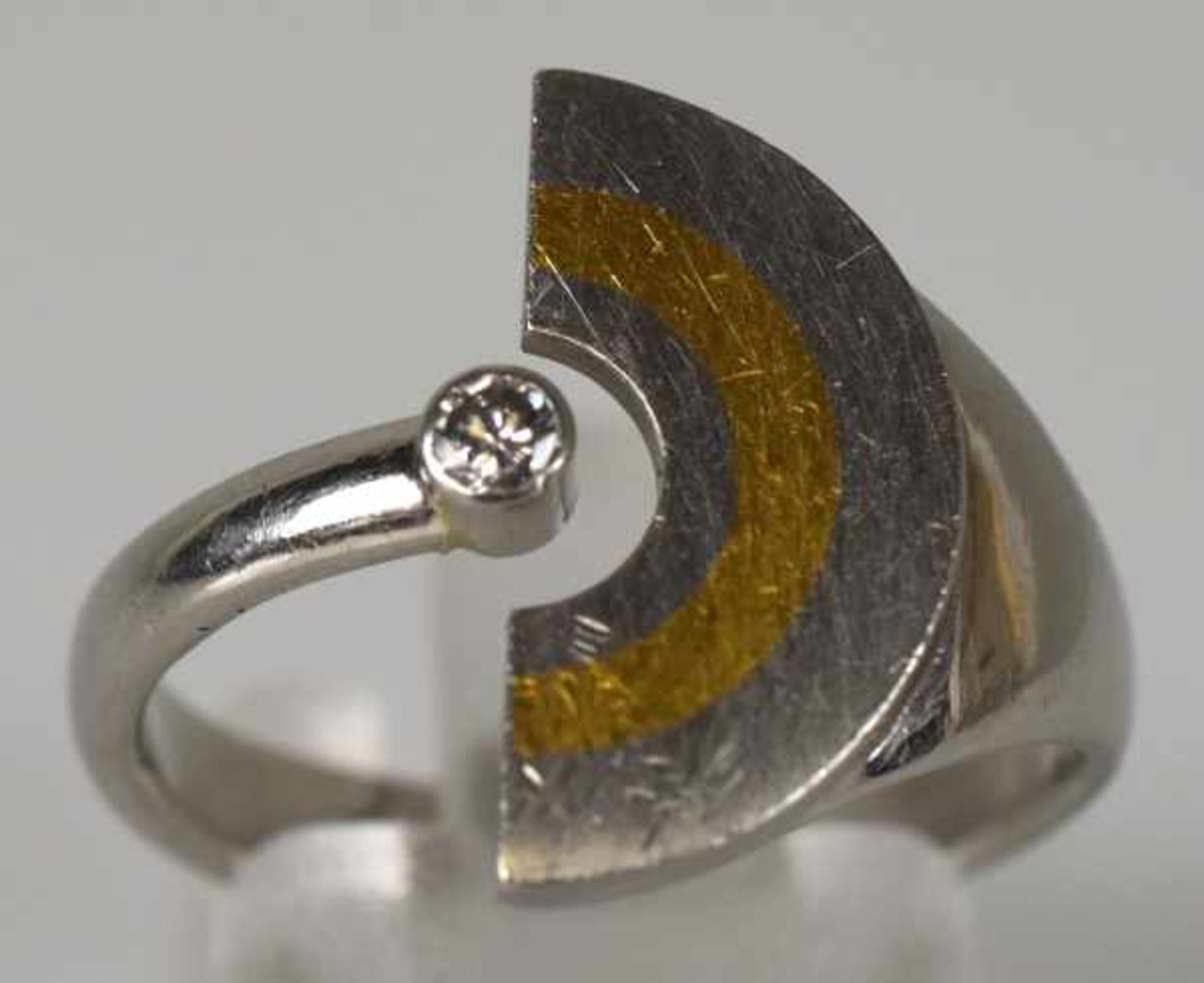 DESIGN-RING durchbrochene Schauseite mit Halbkreisbogen und kleinem Brillant, Platin 980 mit