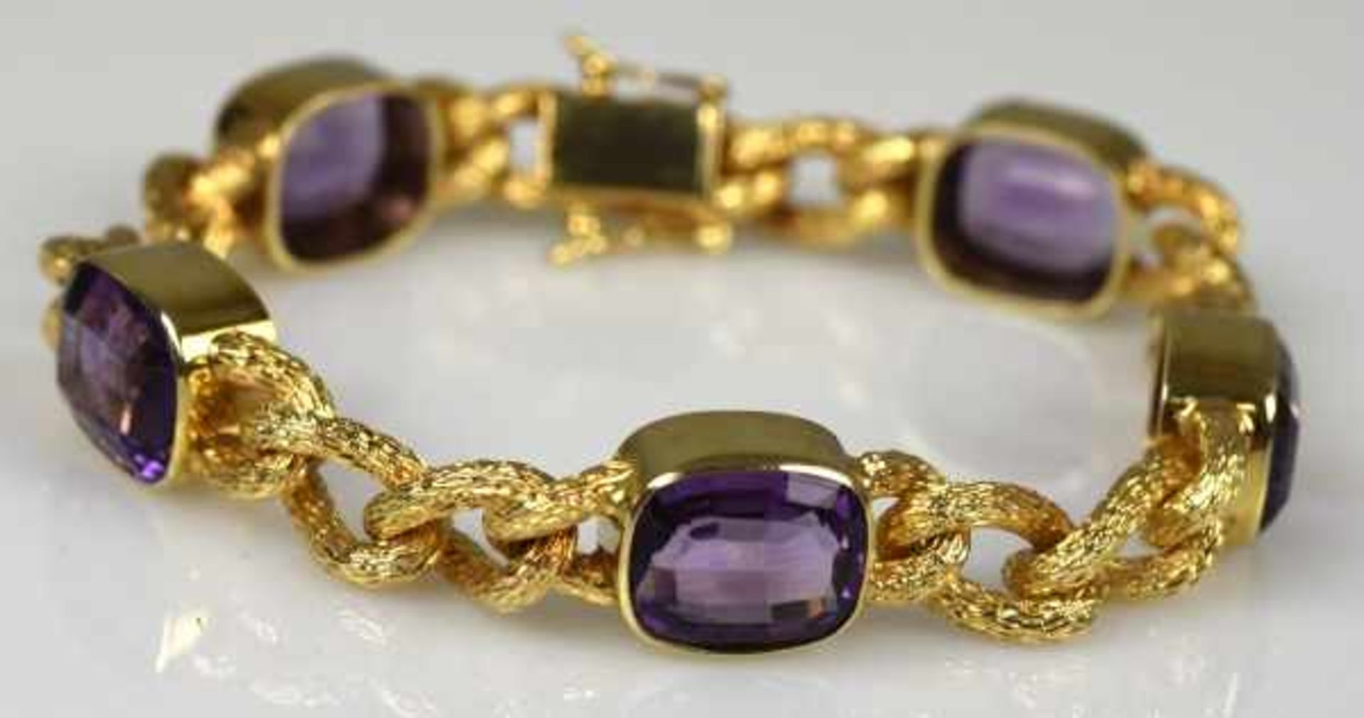 AMETHYST-ARMBAND ovale Goldglieder besetzt mit fünf geschliffenen Amethyststeinen 12x11mm, im