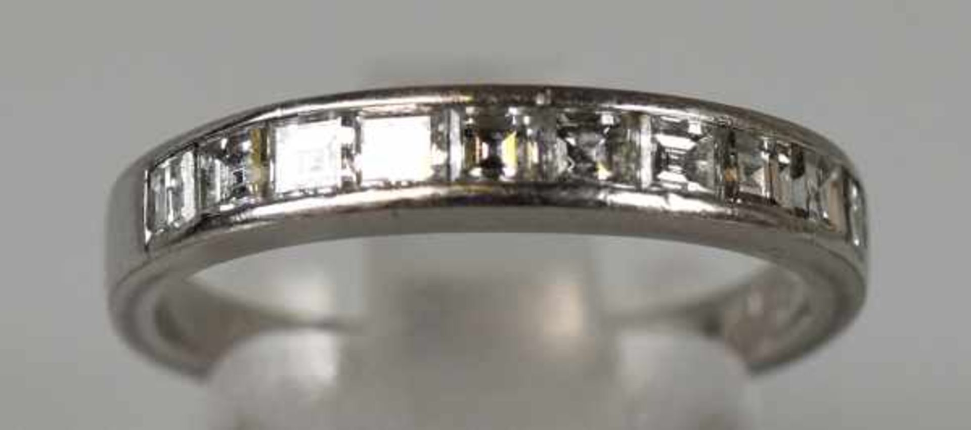 BANDRING Bogen besetzt mit Brillanten gesamt um 0,75ct, w, in Weißgoldfassung 18ct, sign. Kühn, 3,