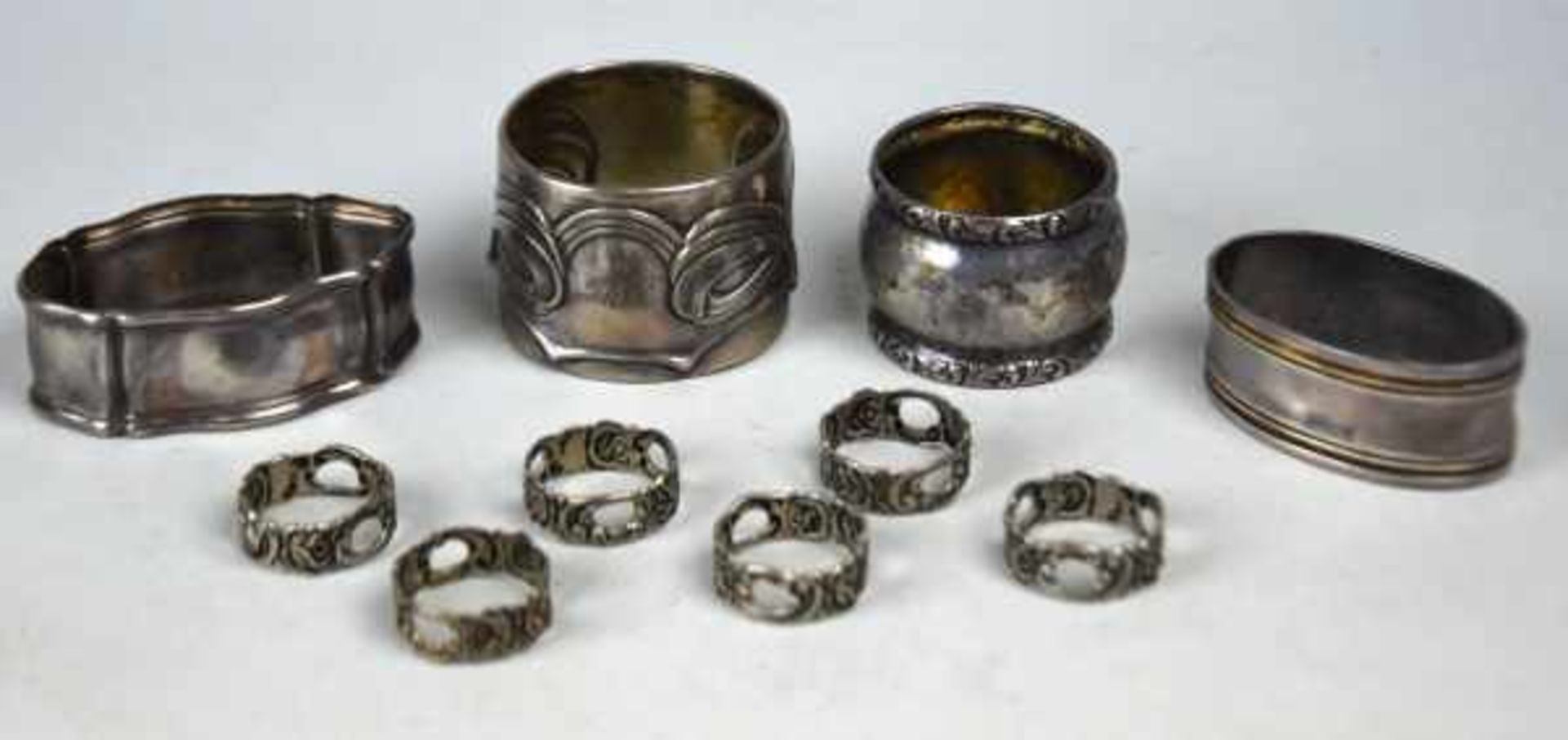 SERVIETTENRING-KONVOLUT bestehend aus insgesamt 10 verschiedenen Ringen, 6 kleine mit Rosenrelief, - Bild 2 aus 4