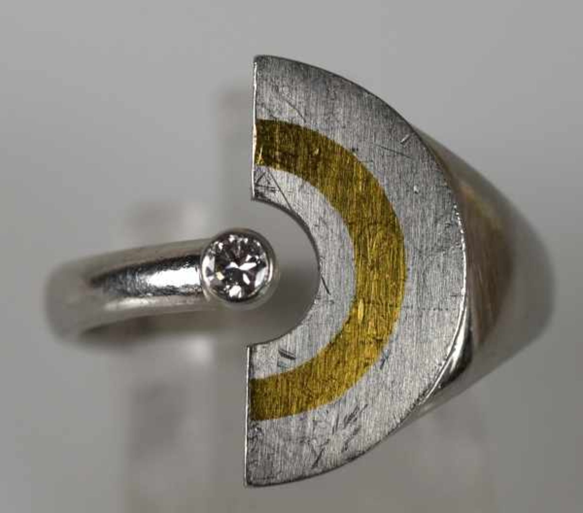 DESIGN-RING durchbrochene Schauseite mit Halbkreisbogen und kleinem Brillant, Platin 980 mit - Bild 2 aus 4