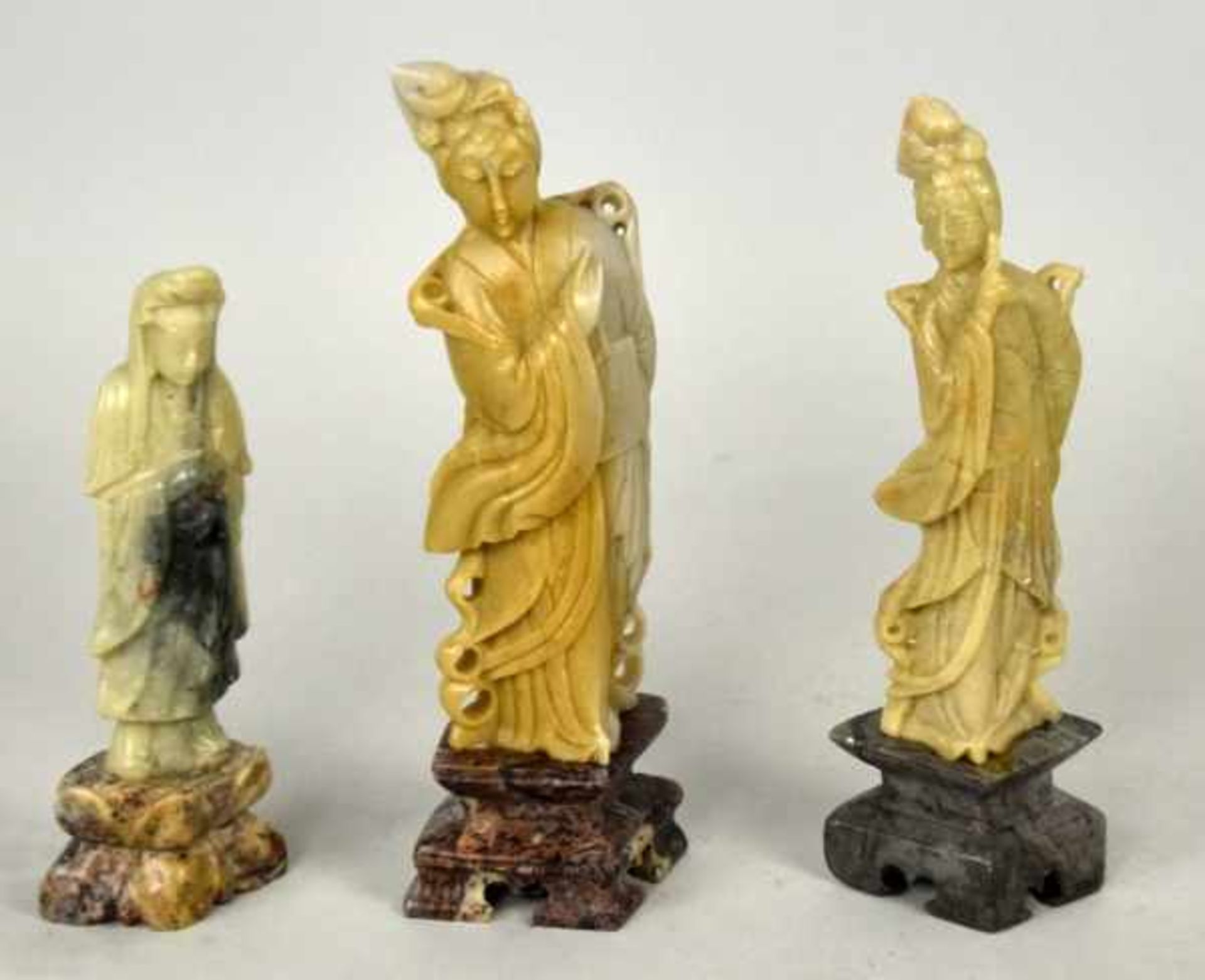 3 GUANYIN-FIGUREN verschieden, in hellgrünem Speckstein gearbeitet, auf Sockeln, China- - -23.00 %