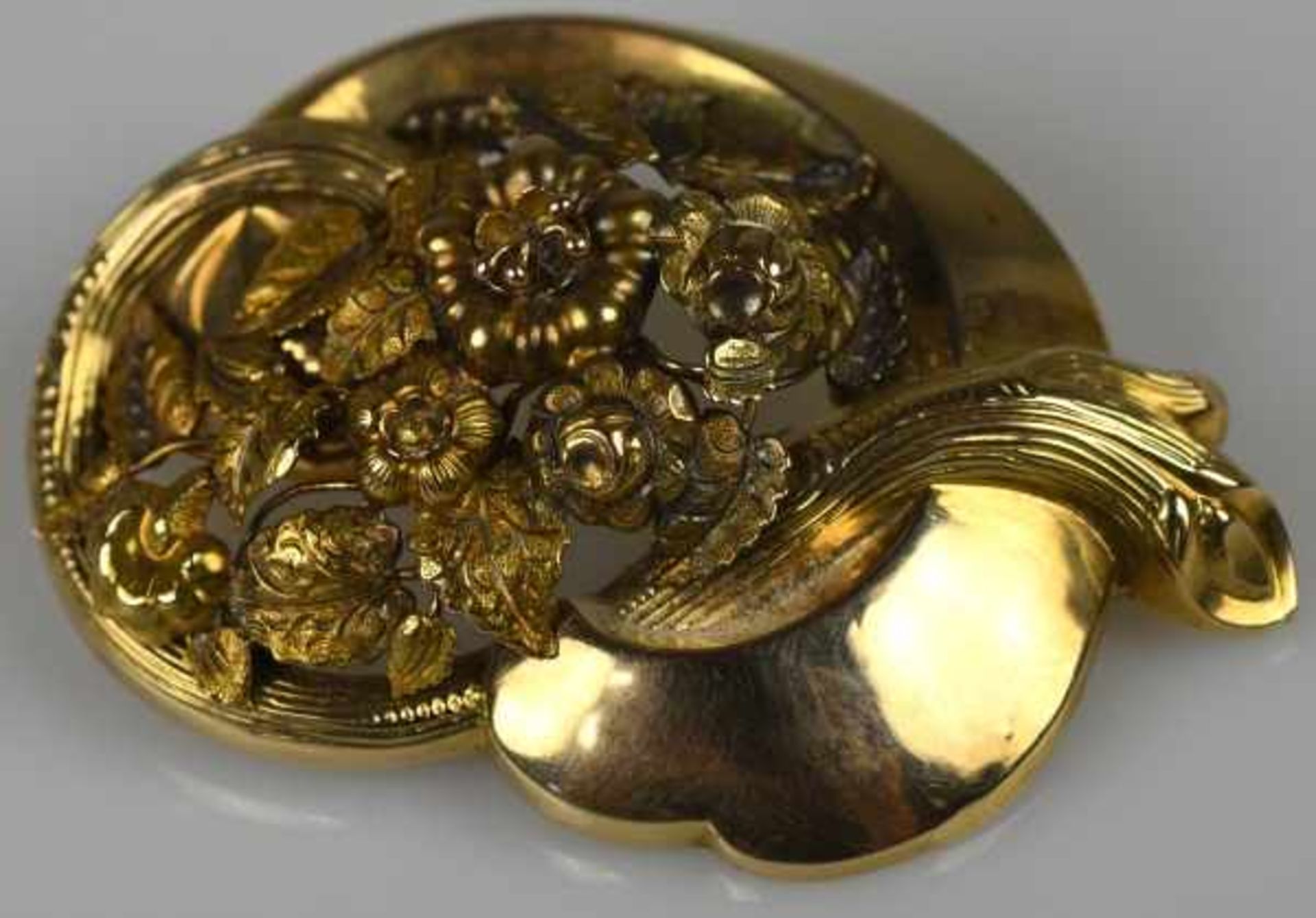 BROSCHE oval geschwungen, mittig plastisches Blütenarrangement, Schaumgold, antik, 19.Jh.,