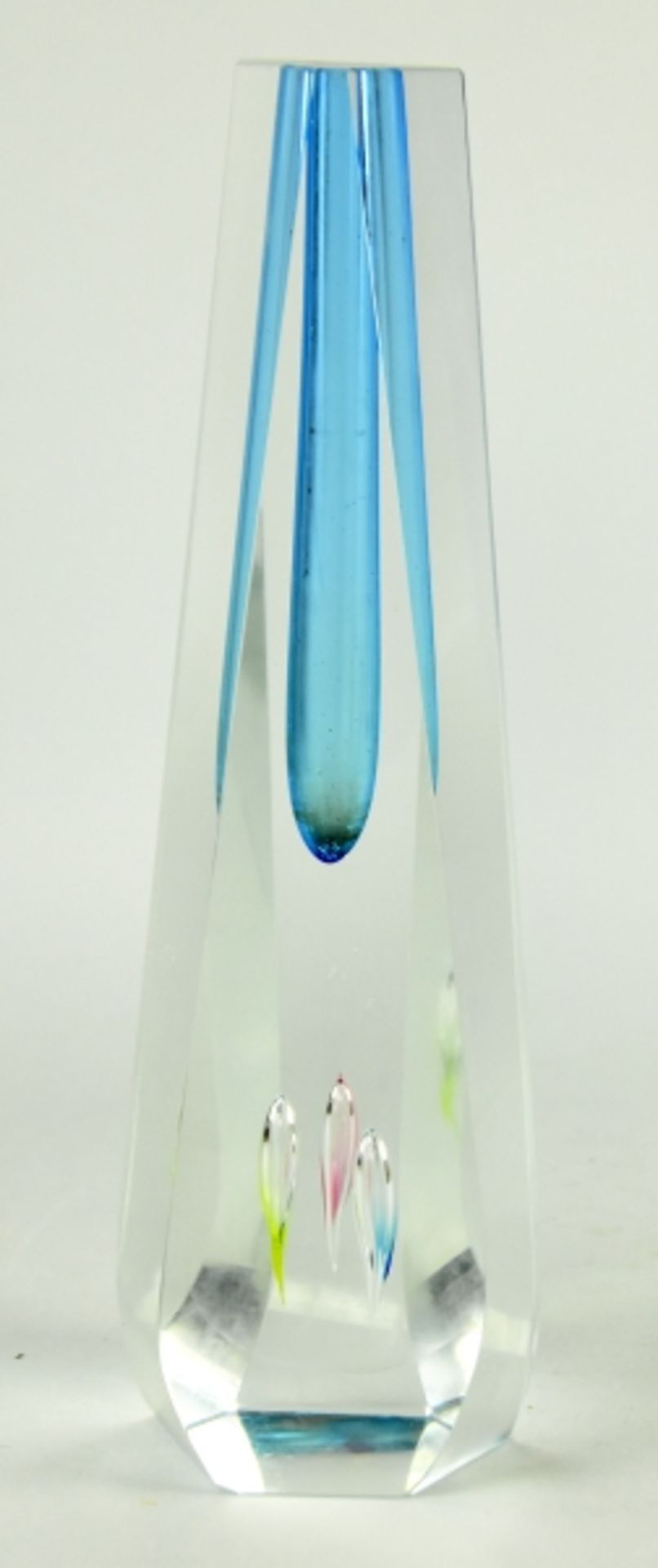 VASE dreieckige Grundform mit facettierten Seiten, sich nach oben verjüngend, hellblaues Glas, im - Bild 2 aus 3