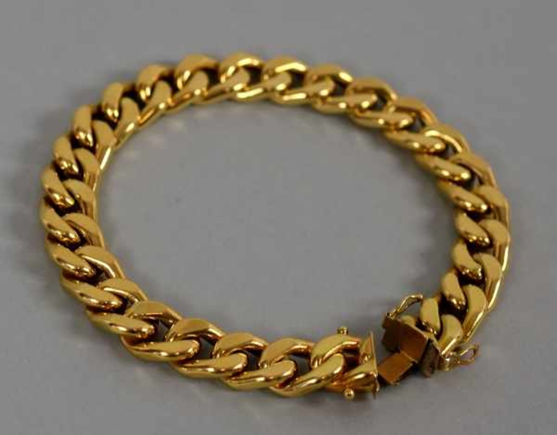 ARMBAND aus großen Panzergliedern mit Steckverschluß und Sicherheitsachten, Gelbgold 18ct, 31,6g,