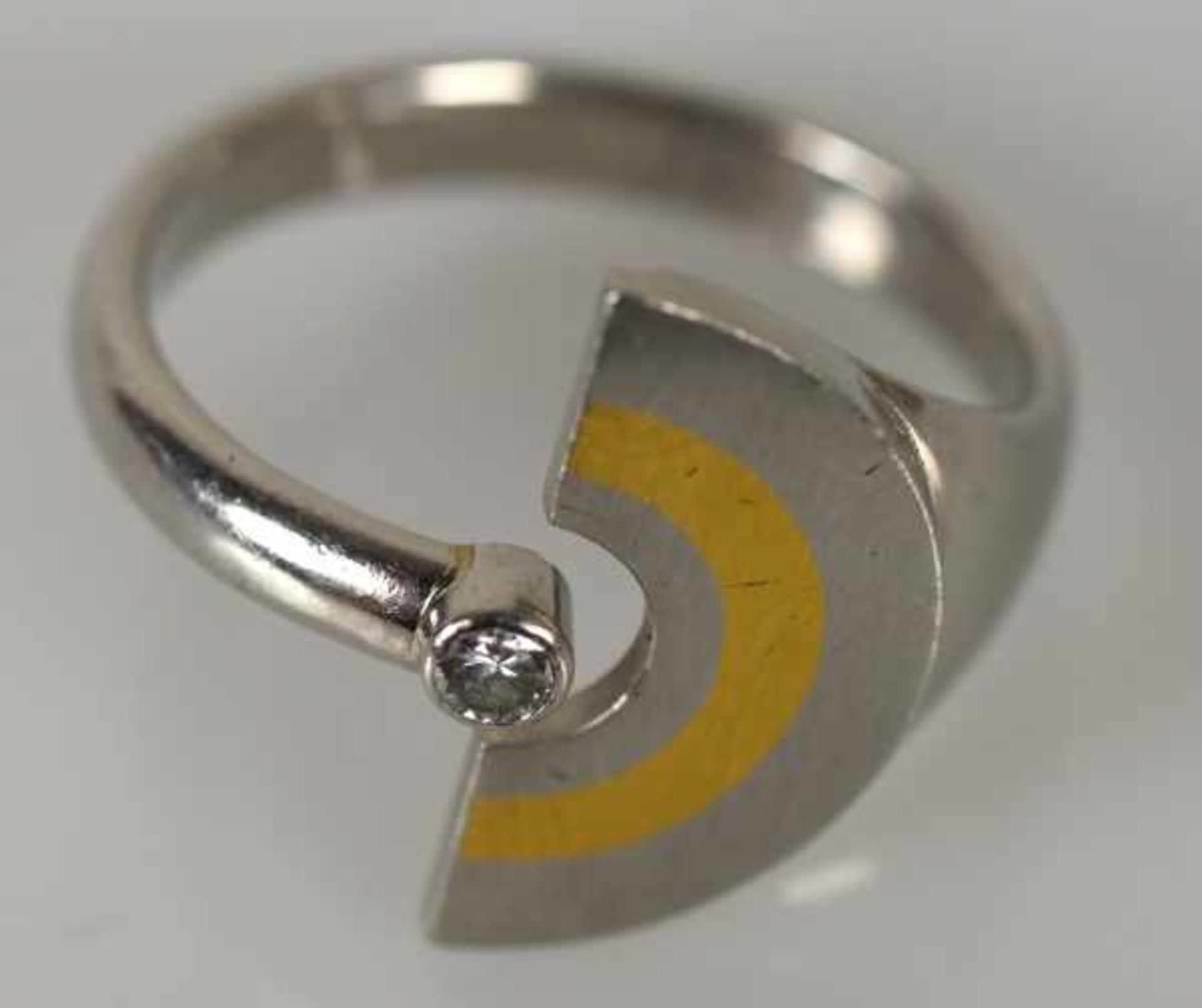 DESIGN-RING durchbrochene Schauseite mit Halbkreisbogen und kleinem Brillant, Platin 980 mit - Bild 4 aus 4