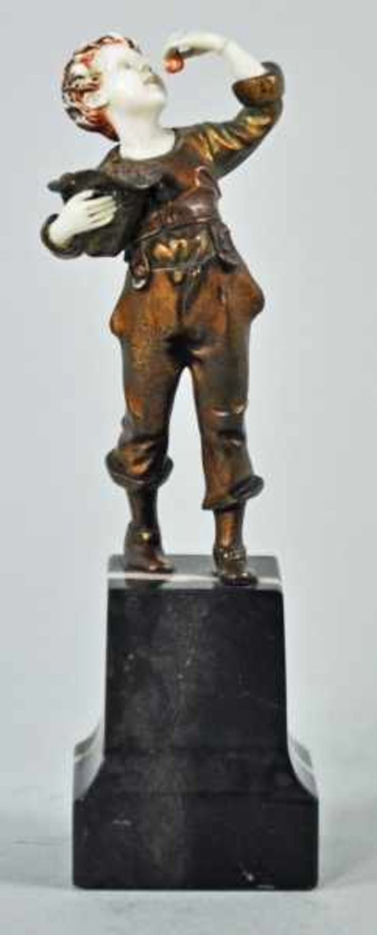 KIRSCHENESSER kleiner Junge beim Kirschen essen, chryselephantine Figur, vergoldete Bronze/Bein, auf