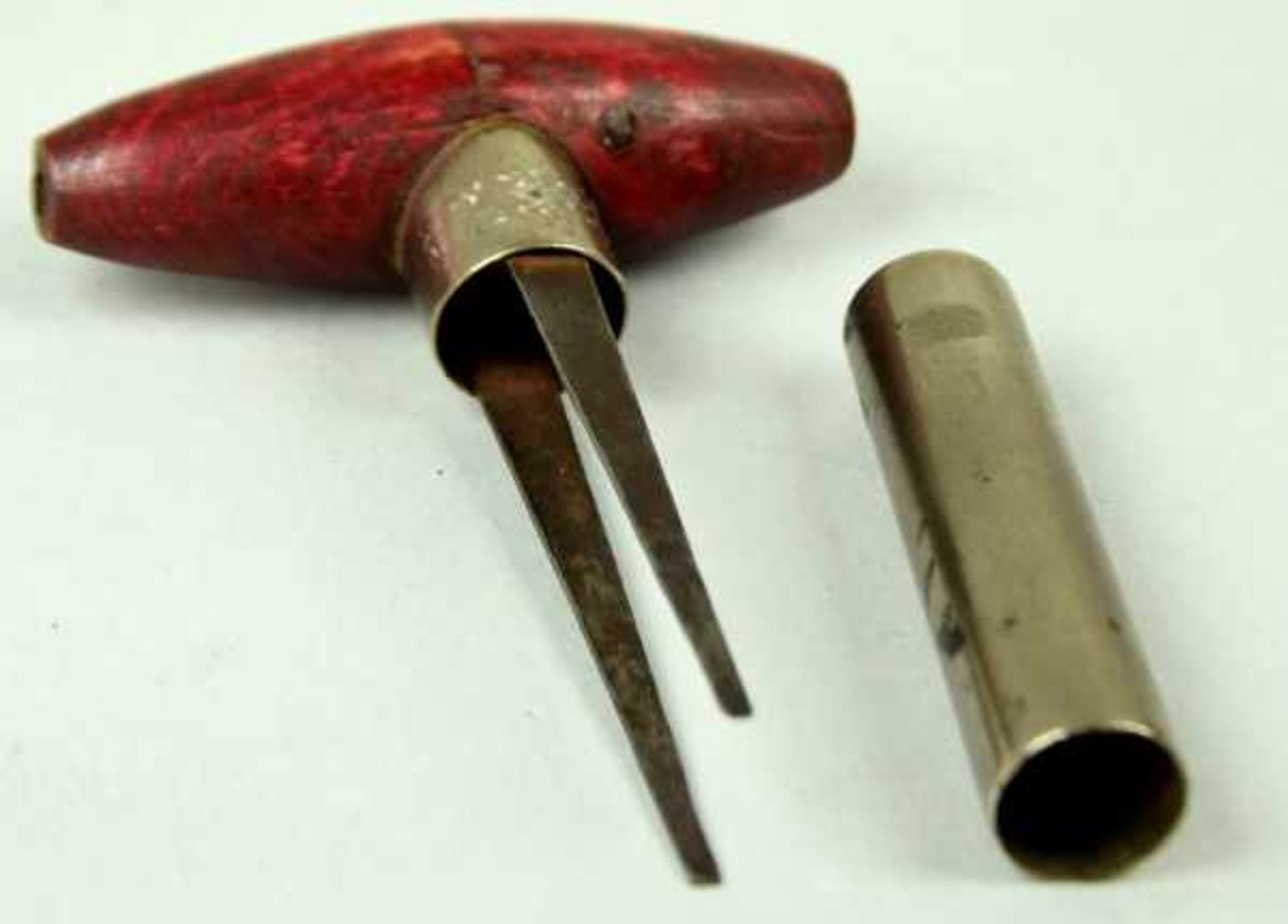 KORKENZIEHER Stahlspange mit Hülse, roter Holzgriff, um 1940- - -23.00 % buyer's premium on the - Bild 3 aus 3