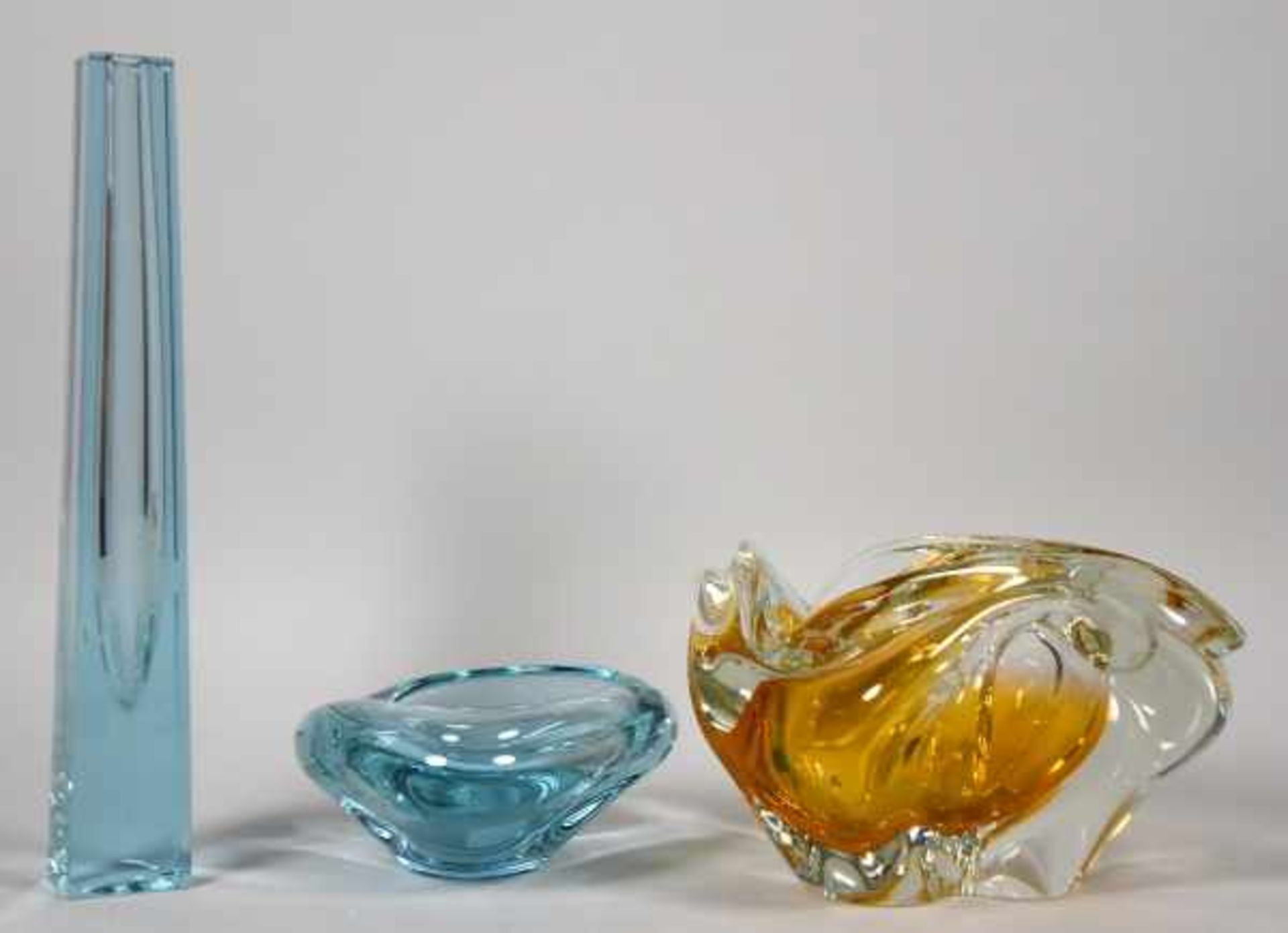 3 GLASOBJEKTE bestehend aus zwei Schalen (eine orange, die andere violett) u. einer Vase mit - Bild 3 aus 3