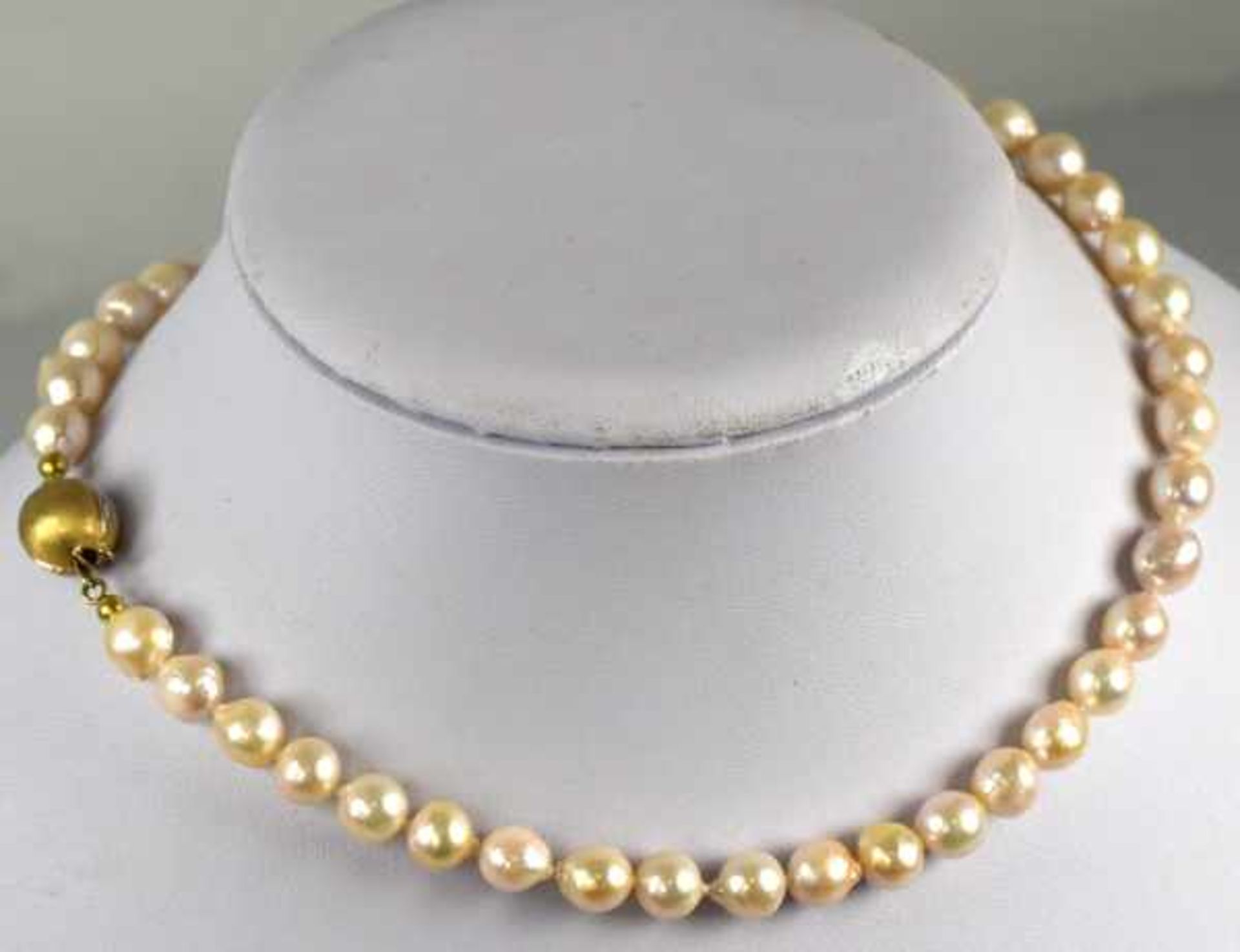 ZUCHTPERLENKETTE gleichmässig sortierte barrocke Akoya- Perlen, D ca. 8mm, mit runder Diamant- - Bild 2 aus 2