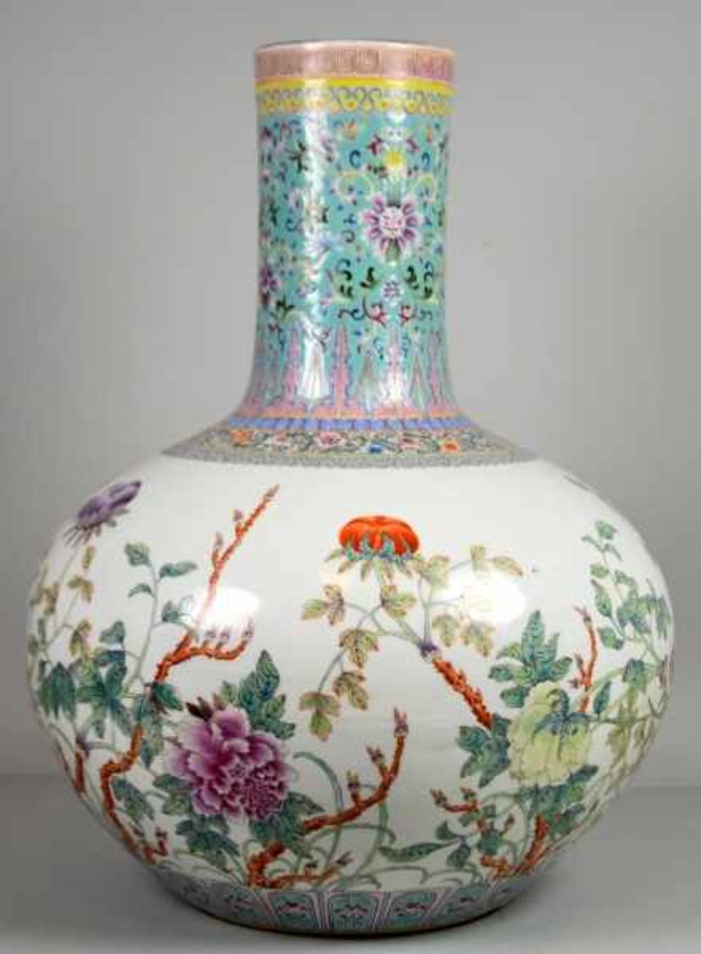 GROSSE VASE gebauchter Korpus mit langem geradem Hals, feines polychromes florales Dekor, 19.Jh., - Bild 2 aus 4