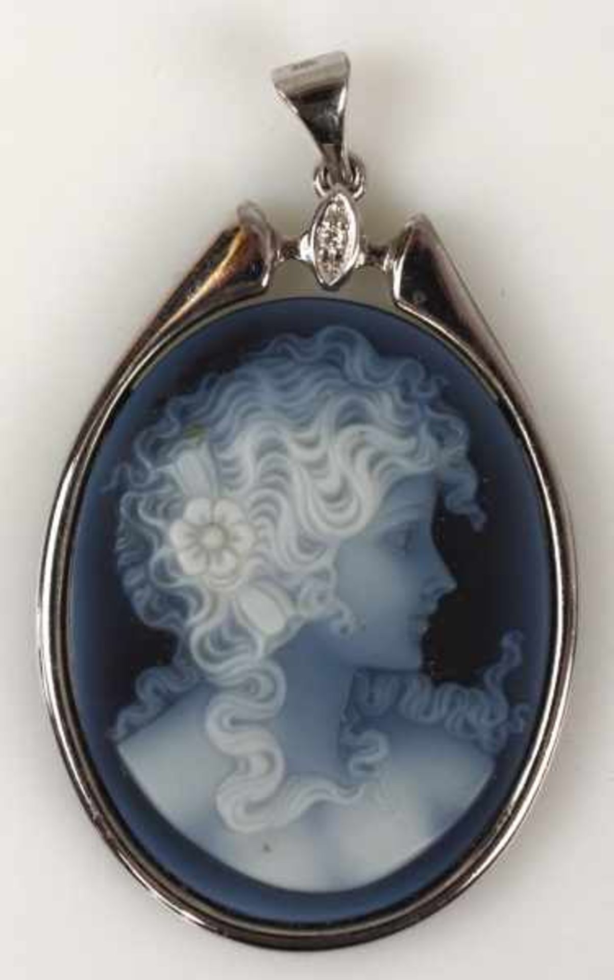 ANHÄNGER oval, mit Frauenportrait in Onyx-Lagenstein geschnitten im polierten Weißgoldrahmen 14ct