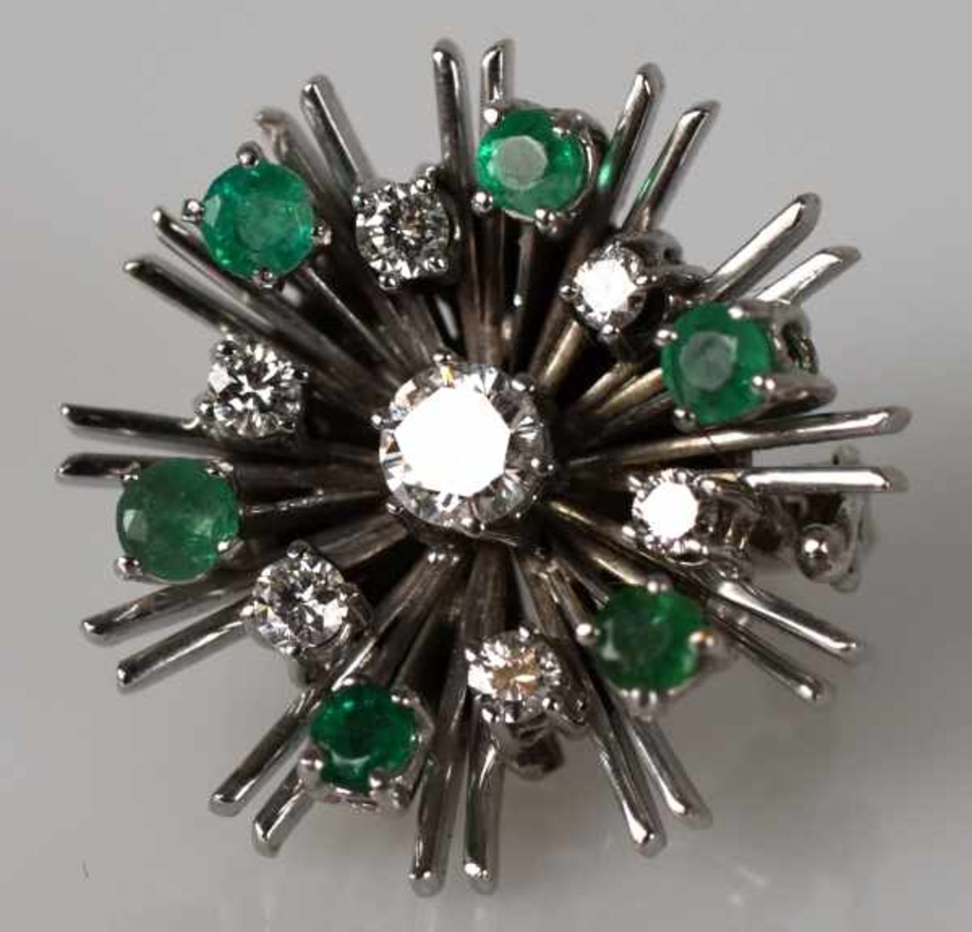 CLIP Blüte besetzt mit 6 weissen Steinen, und 6 Smaragden im Kreis angeordnet, mittig Brillant um - Image 2 of 3