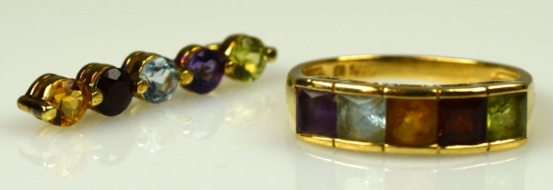 SCHMUCK-LOT 2tlg. mit Farbsteinbesatz: RING, Schauseitenbogen besetzt mit 5 viereckigen,