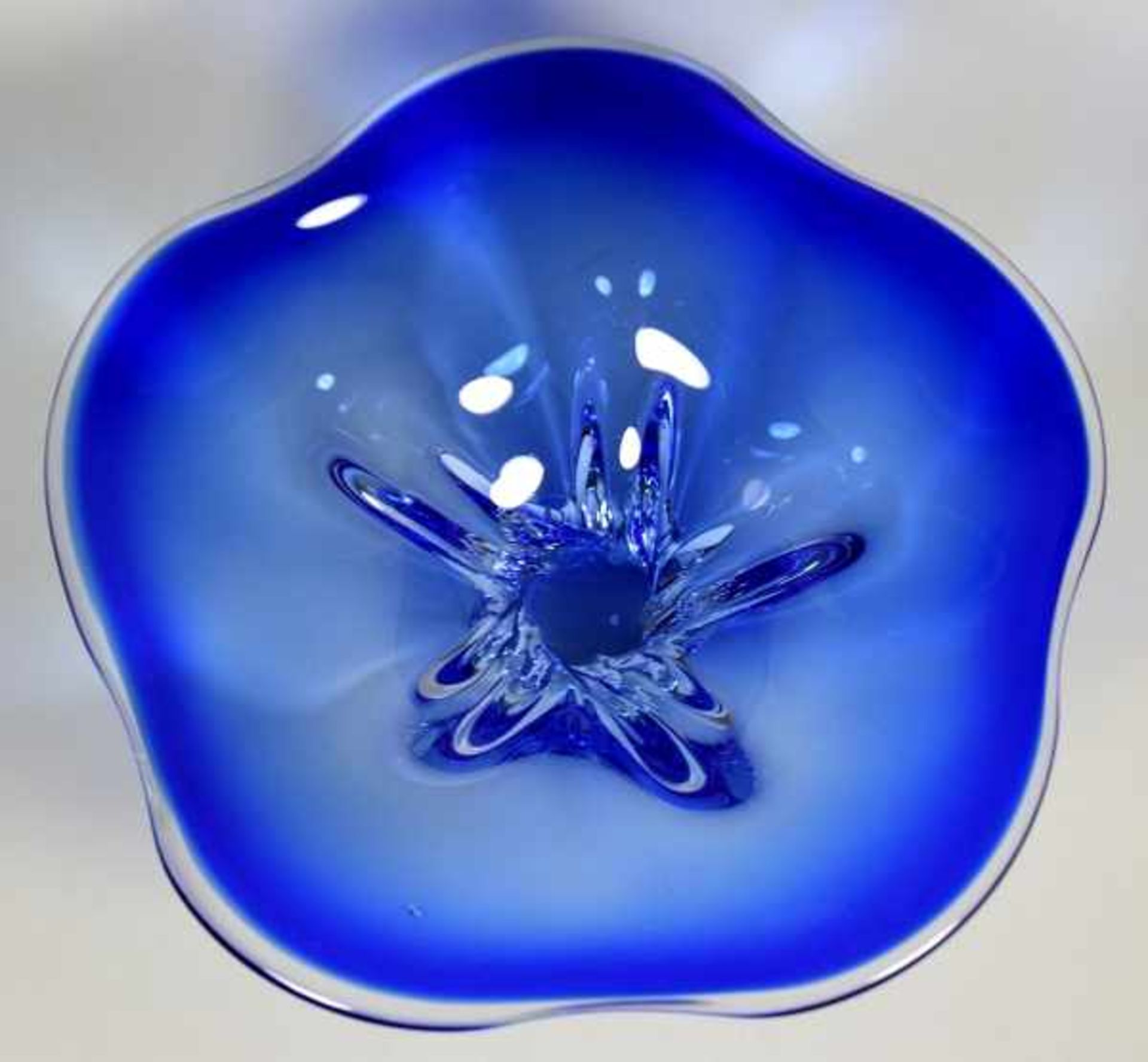 GROSSE SCHALE mit geschwungenen Rändern, auf kleiner runder Basis, durchsichtiges Glas, dunkelblau - Bild 3 aus 3