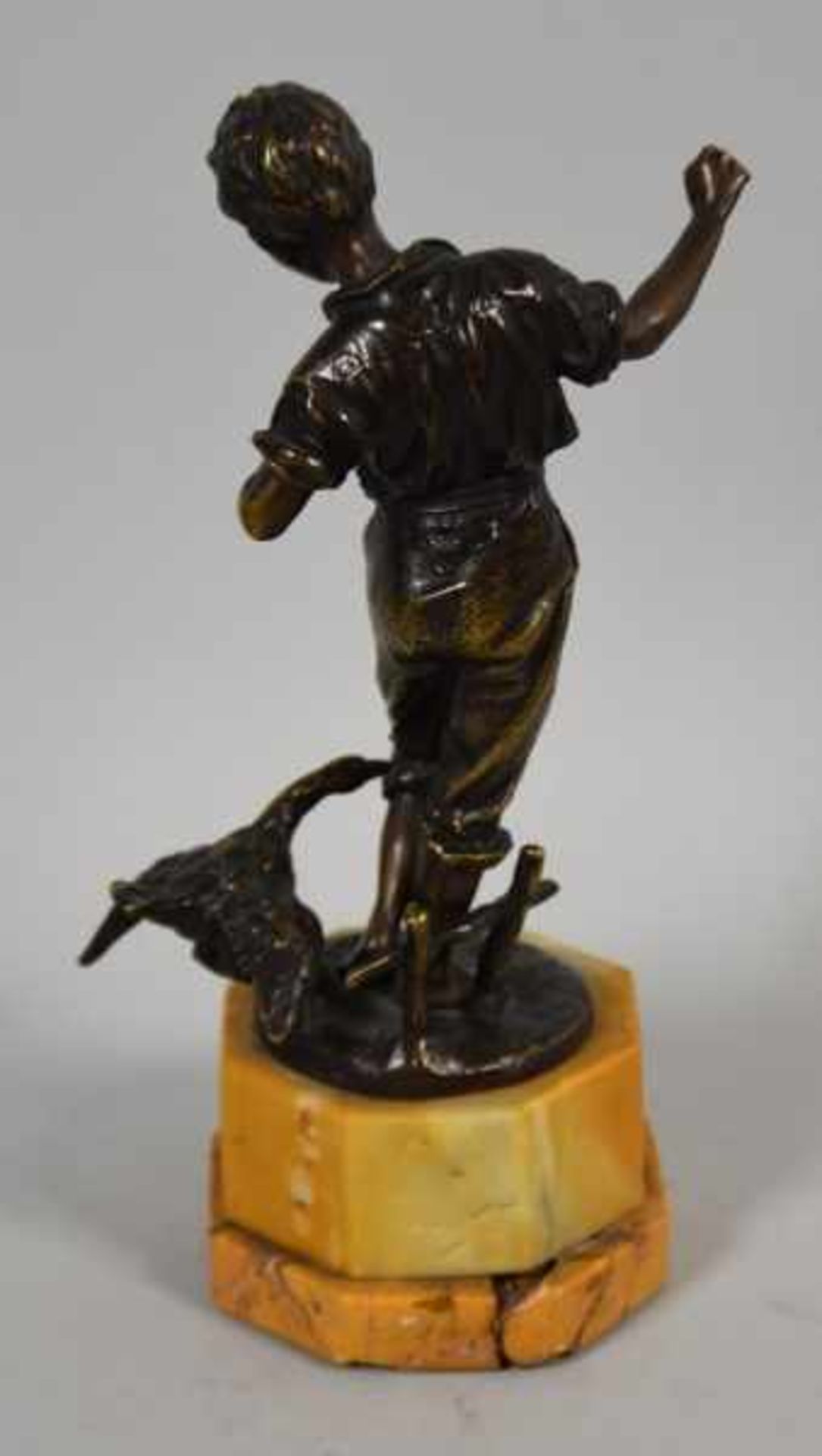 HIRTENJUNGE mit zwickender Gans, Bronze braun patiniert, auf runder Plinthe mit Monogramm "SB", - Bild 3 aus 3