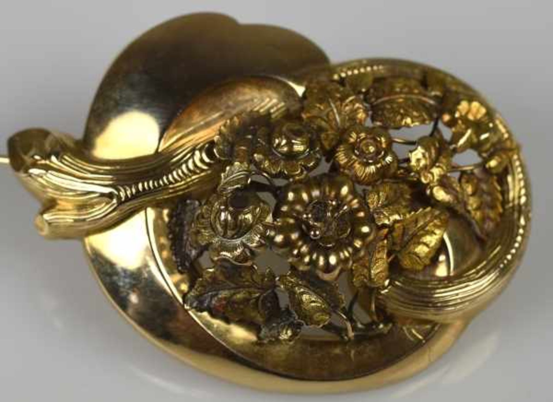 BROSCHE oval geschwungen, mittig plastisches Blütenarrangement, Schaumgold, antik, 19.Jh., - Bild 2 aus 2