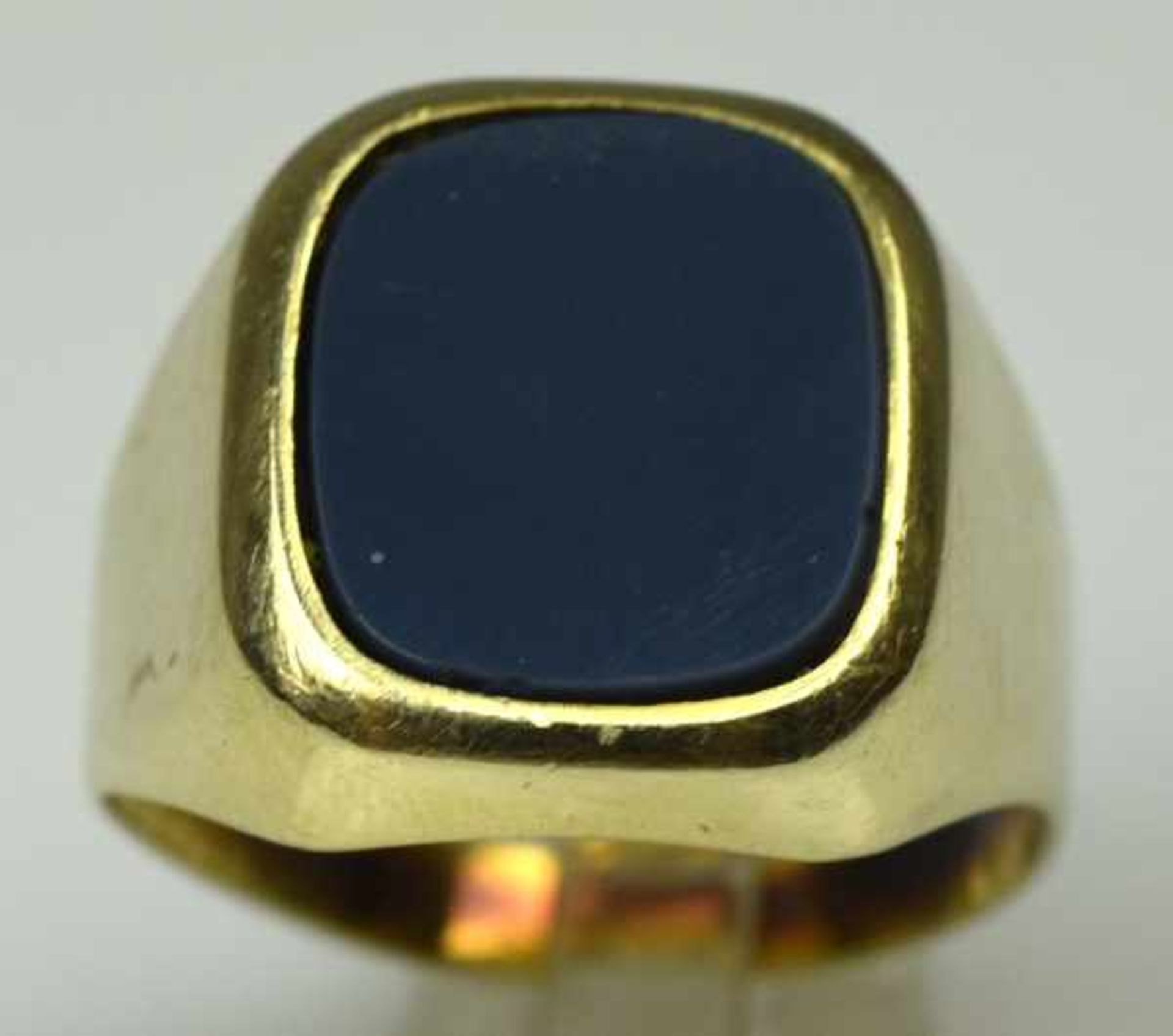 HERRENRING mit viereckiger Lagenstein-Onyxplatte in schlichter Gelbgoldfassung 14ct mit - Image 2 of 2