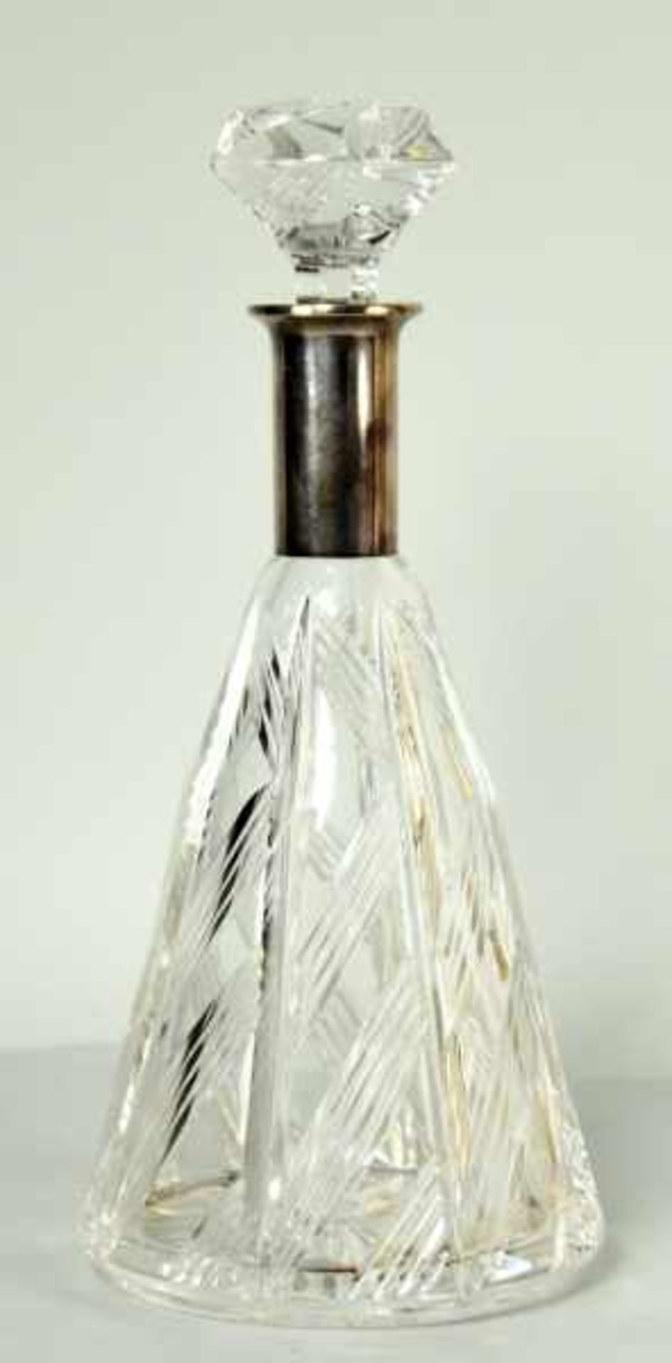 KARAFFE geschliffener Glaskorpus in Kegelform, mit Silbermontur 800 am Rand, geschliffener