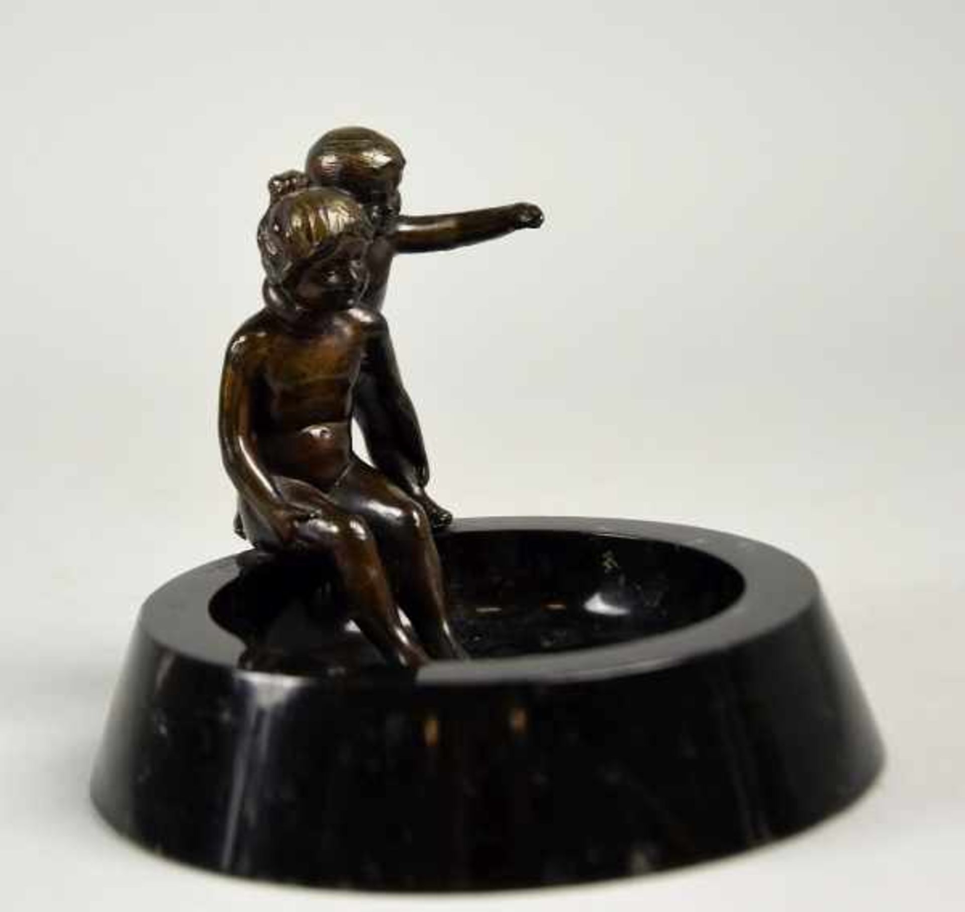 SCHALE "Junge und Mädchen" aus Bronze, auf schwarzem runden Marmoraschenbecher sitzend, H 11cm u. - Image 2 of 3
