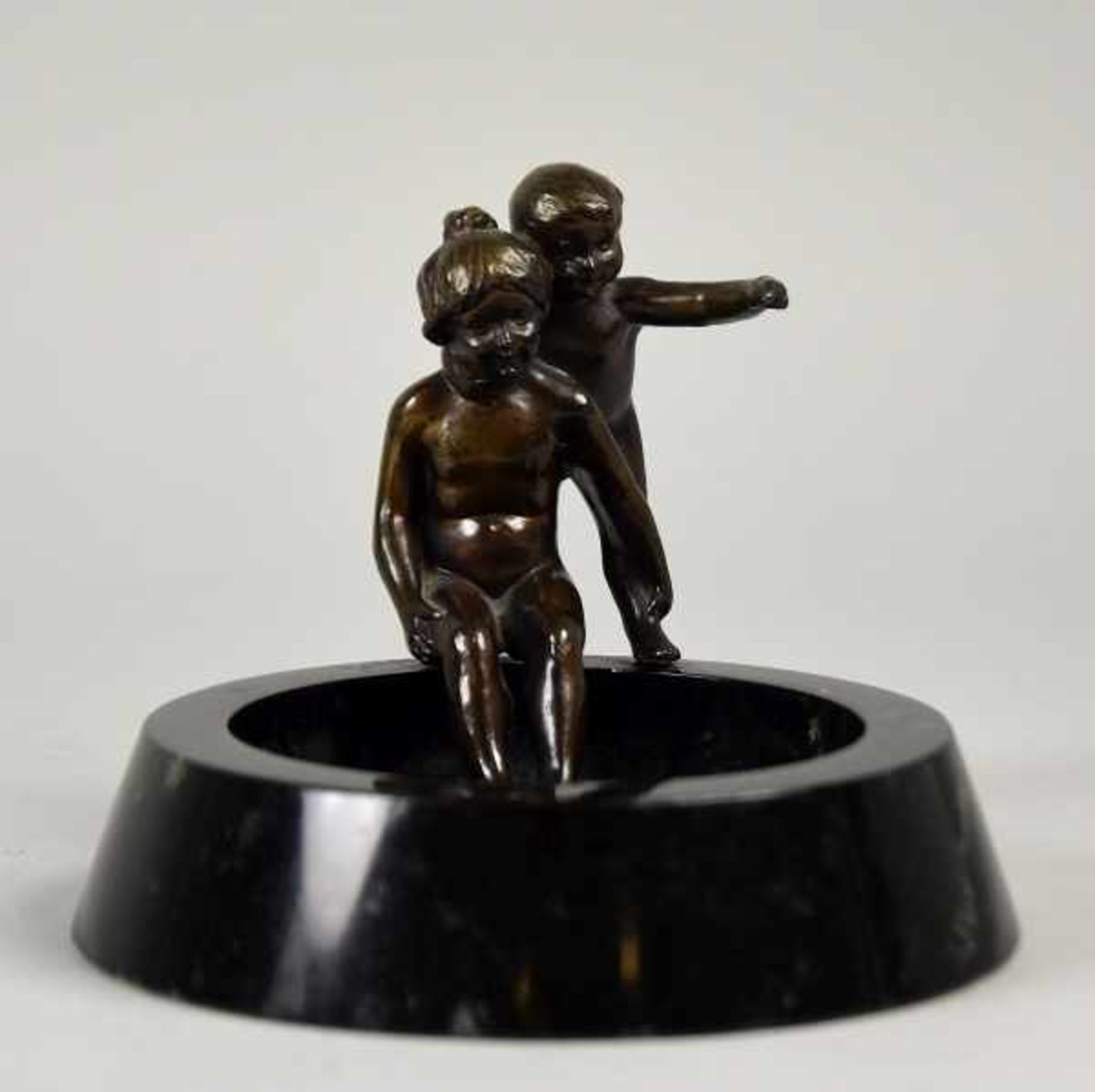 SCHALE "Junge und Mädchen" aus Bronze, auf schwarzem runden Marmoraschenbecher sitzend, H 11cm u.