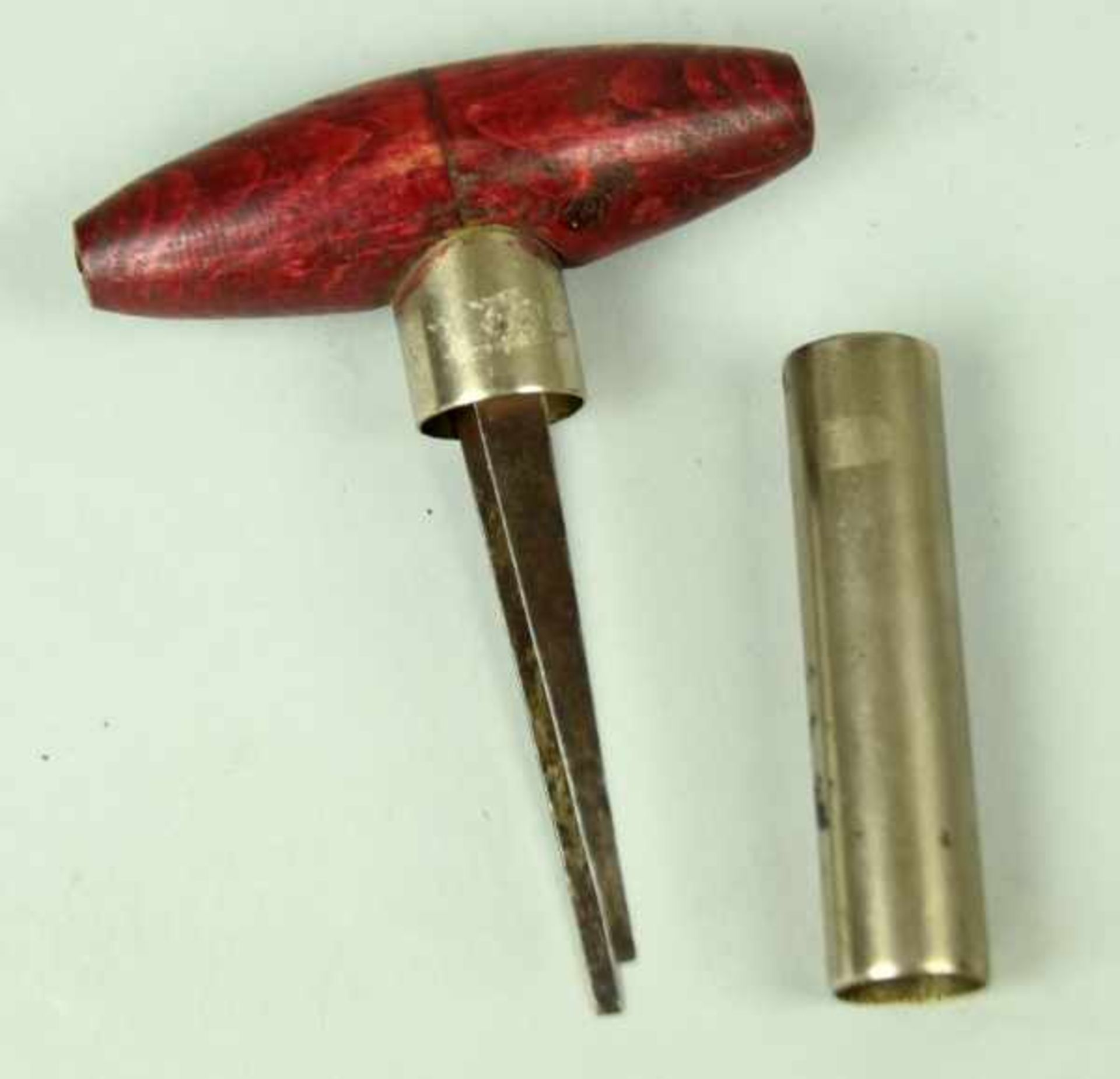 KORKENZIEHER Stahlspange mit Hülse, roter Holzgriff, um 1940- - -23.00 % buyer's premium on the - Bild 2 aus 3