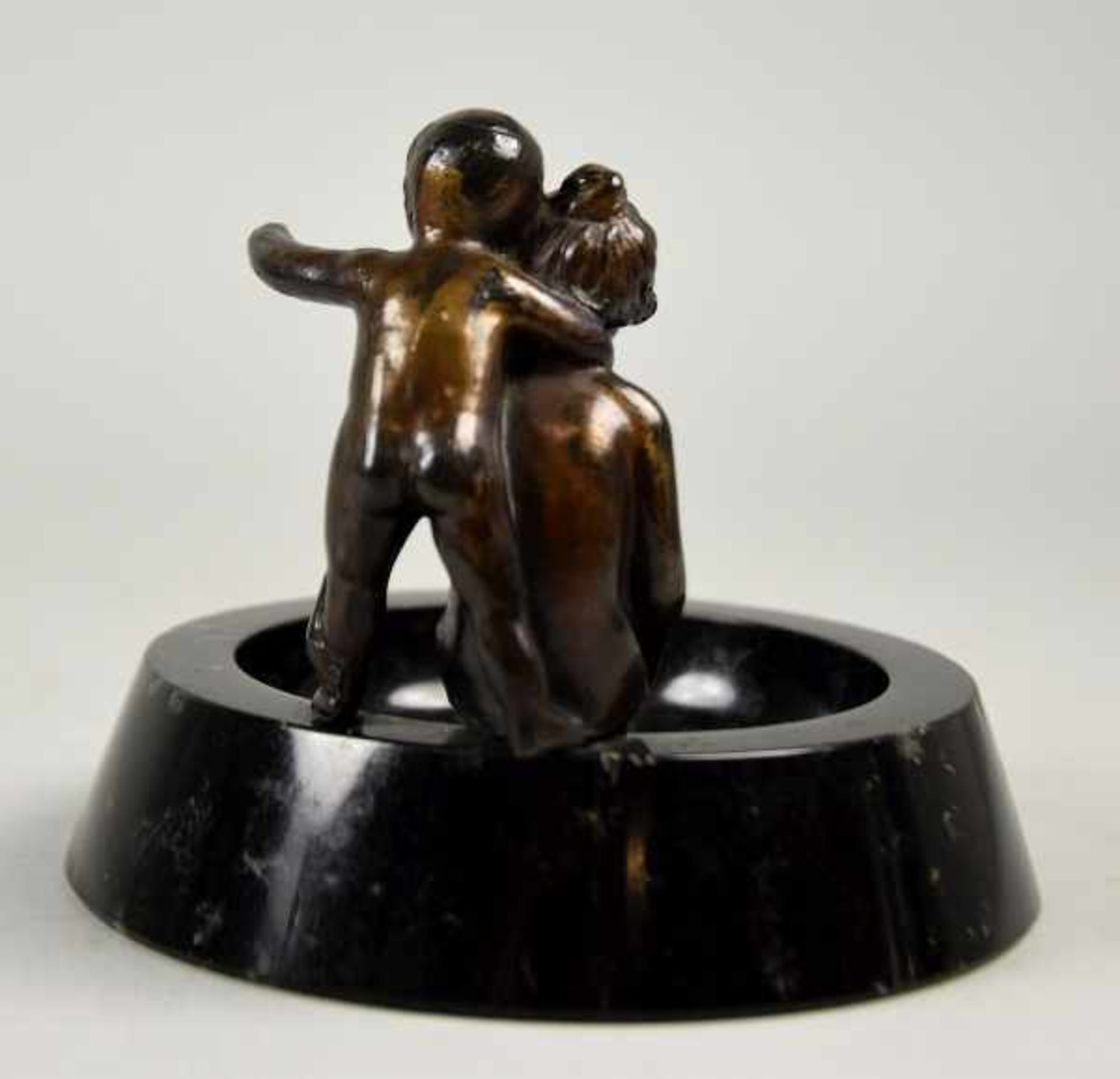 SCHALE "Junge und Mädchen" aus Bronze, auf schwarzem runden Marmoraschenbecher sitzend, H 11cm u. - Image 3 of 3