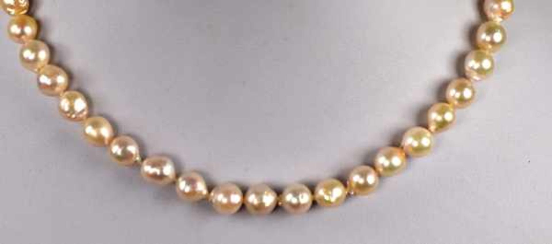 ZUCHTPERLENKETTE gleichmässig sortierte barrocke Akoya- Perlen, D ca. 8mm, mit runder Diamant-