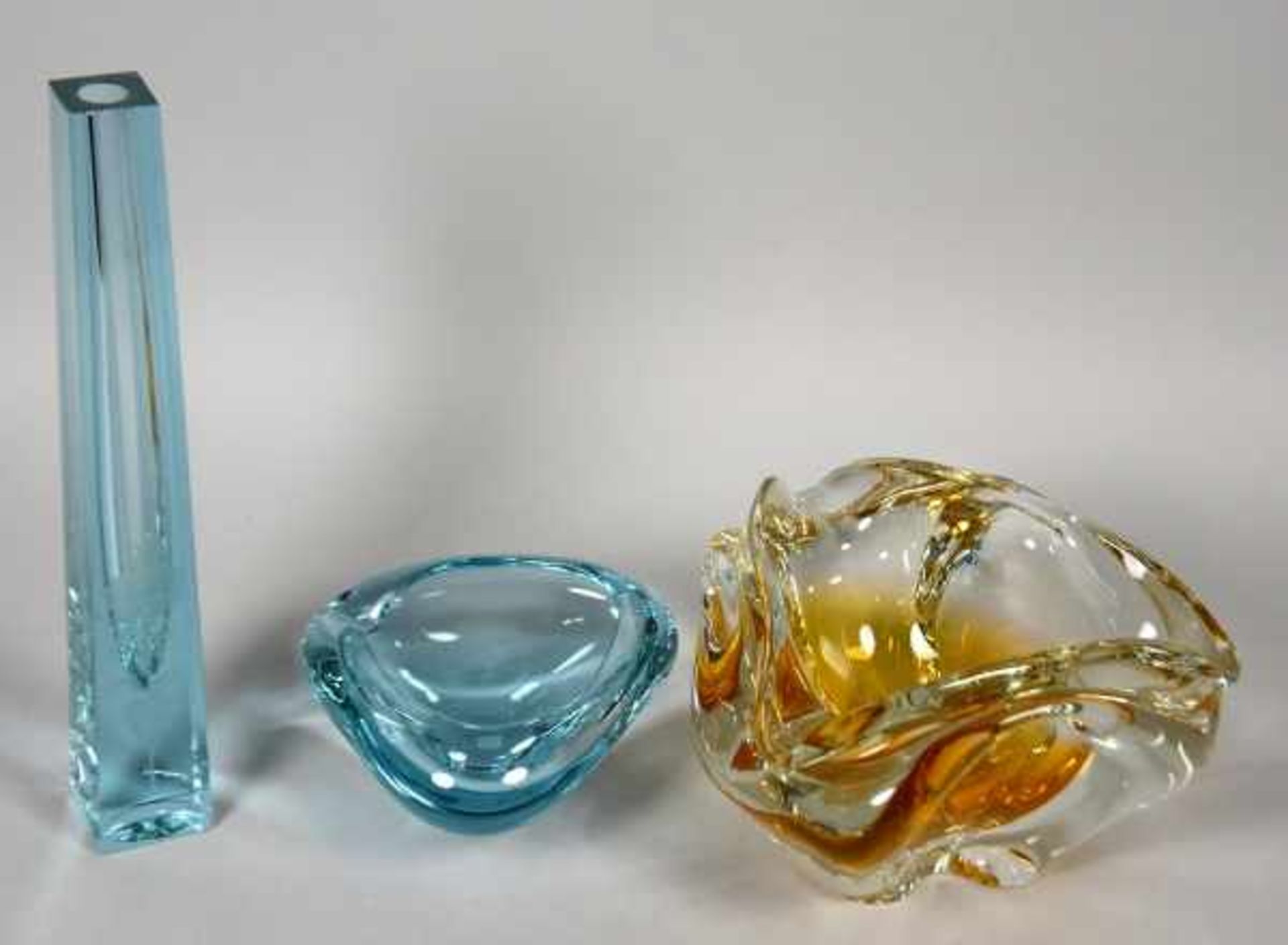 3 GLASOBJEKTE bestehend aus zwei Schalen (eine orange, die andere violett) u. einer Vase mit
