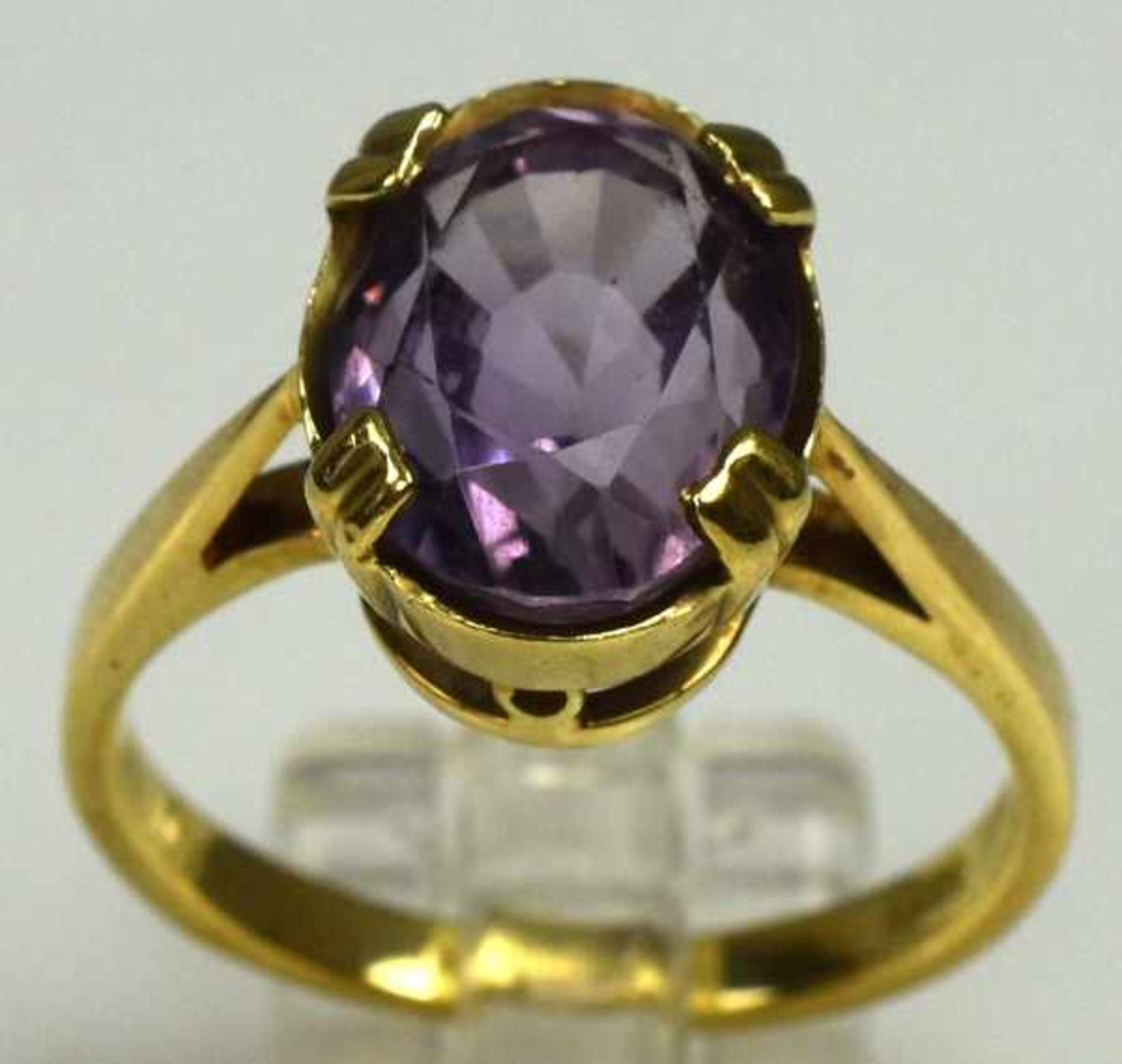 AMETHYSTRING ovaler, geschliffener Amethyst D 10mm, in Goldfassung 14ct, 3,9g Gr. 53- - -23.00 %