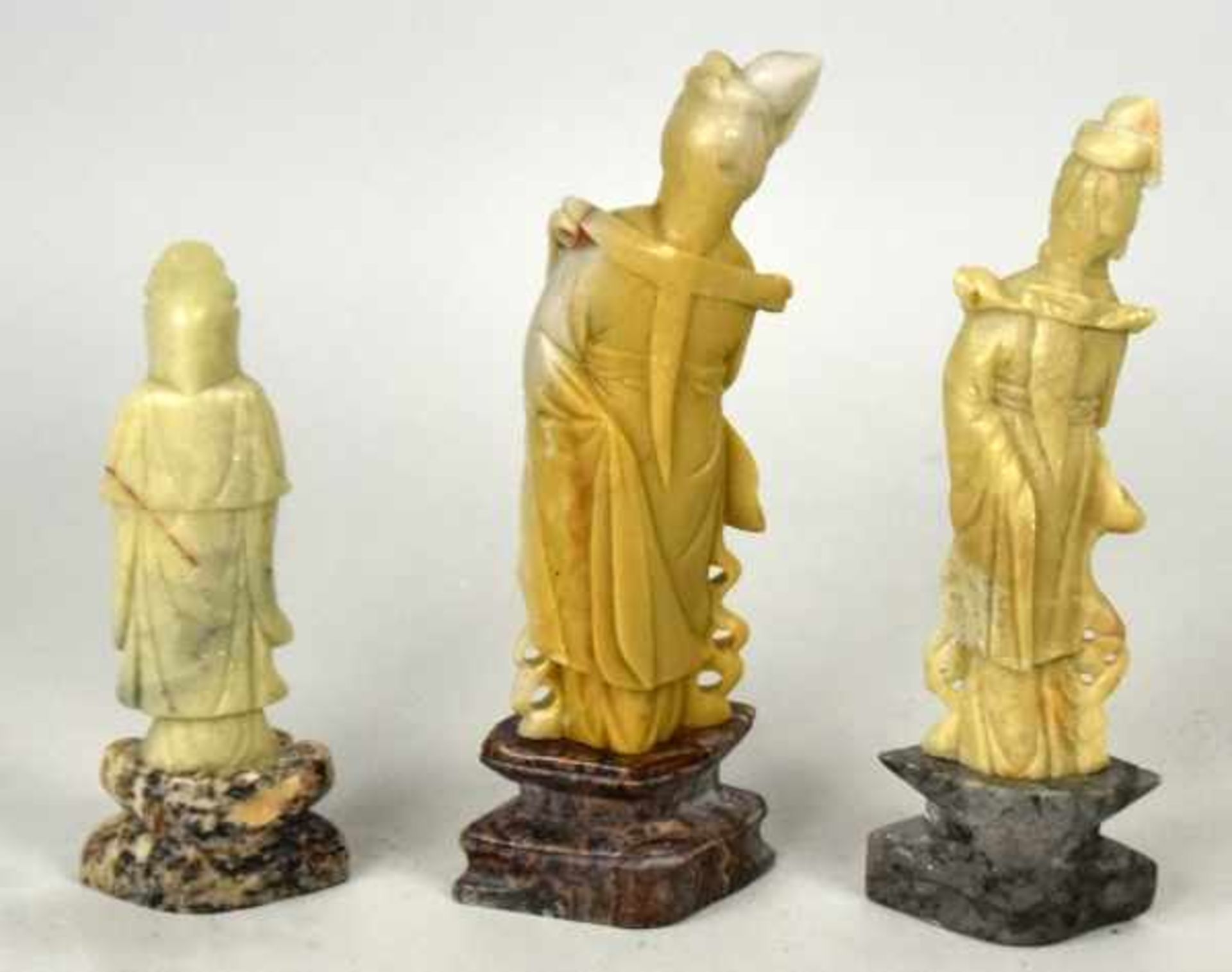 3 GUANYIN-FIGUREN verschieden, in hellgrünem Speckstein gearbeitet, auf Sockeln, China- - -23.00 % - Bild 2 aus 2