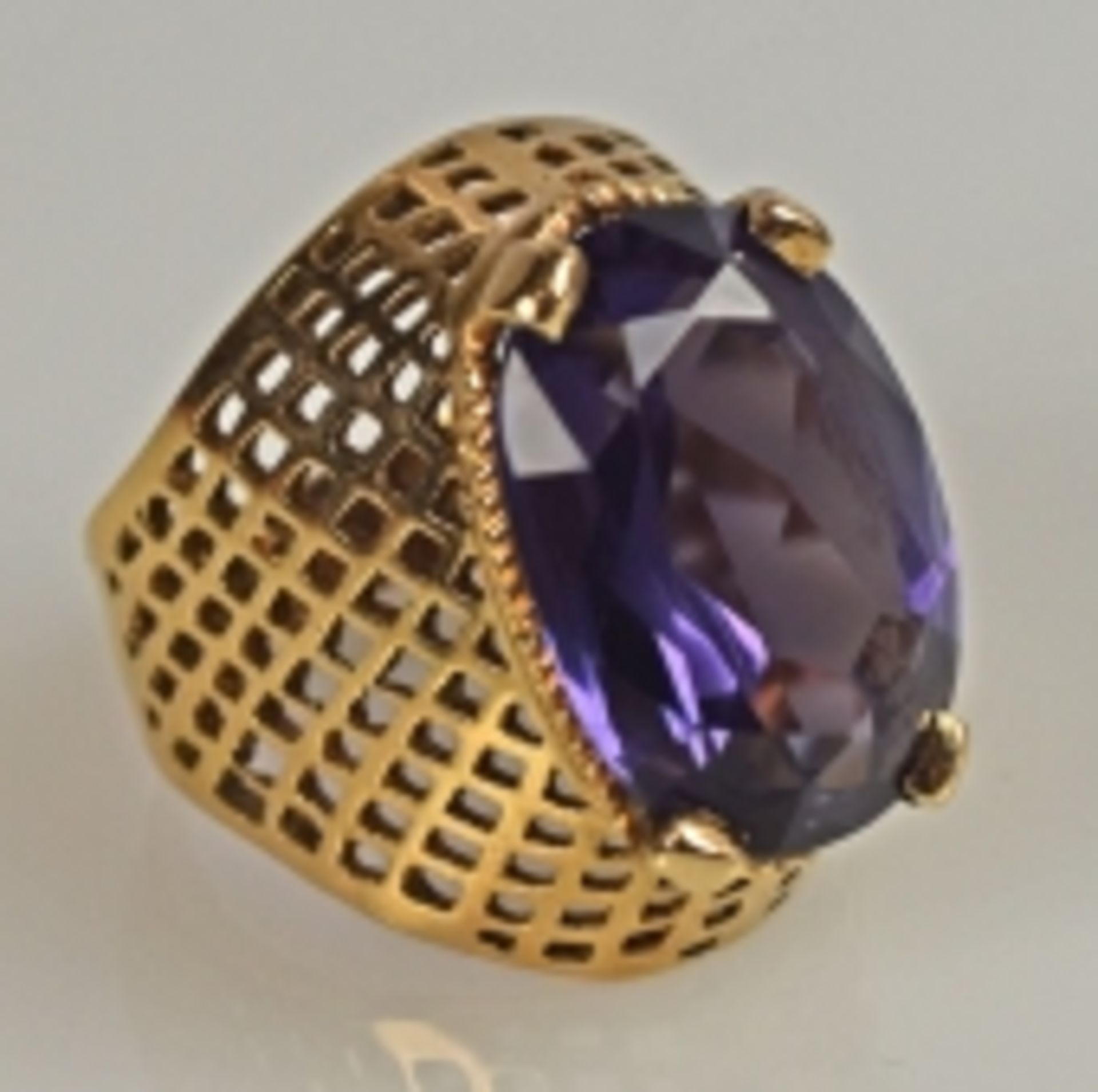 AMETHYST-RING schmaler geschliffener Amethyst von schöner Farbe, 18x13mm, in seitlich durchbrochener