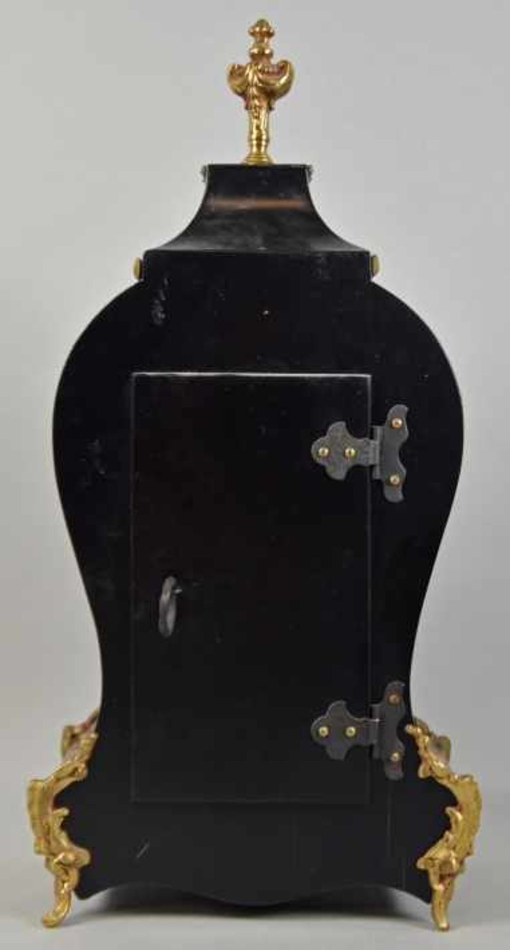 BOULLE-TISCHUHR geschwungene Pendule mit Holzgehäuse in Bloulletechnik mit dekorativen - Bild 3 aus 5