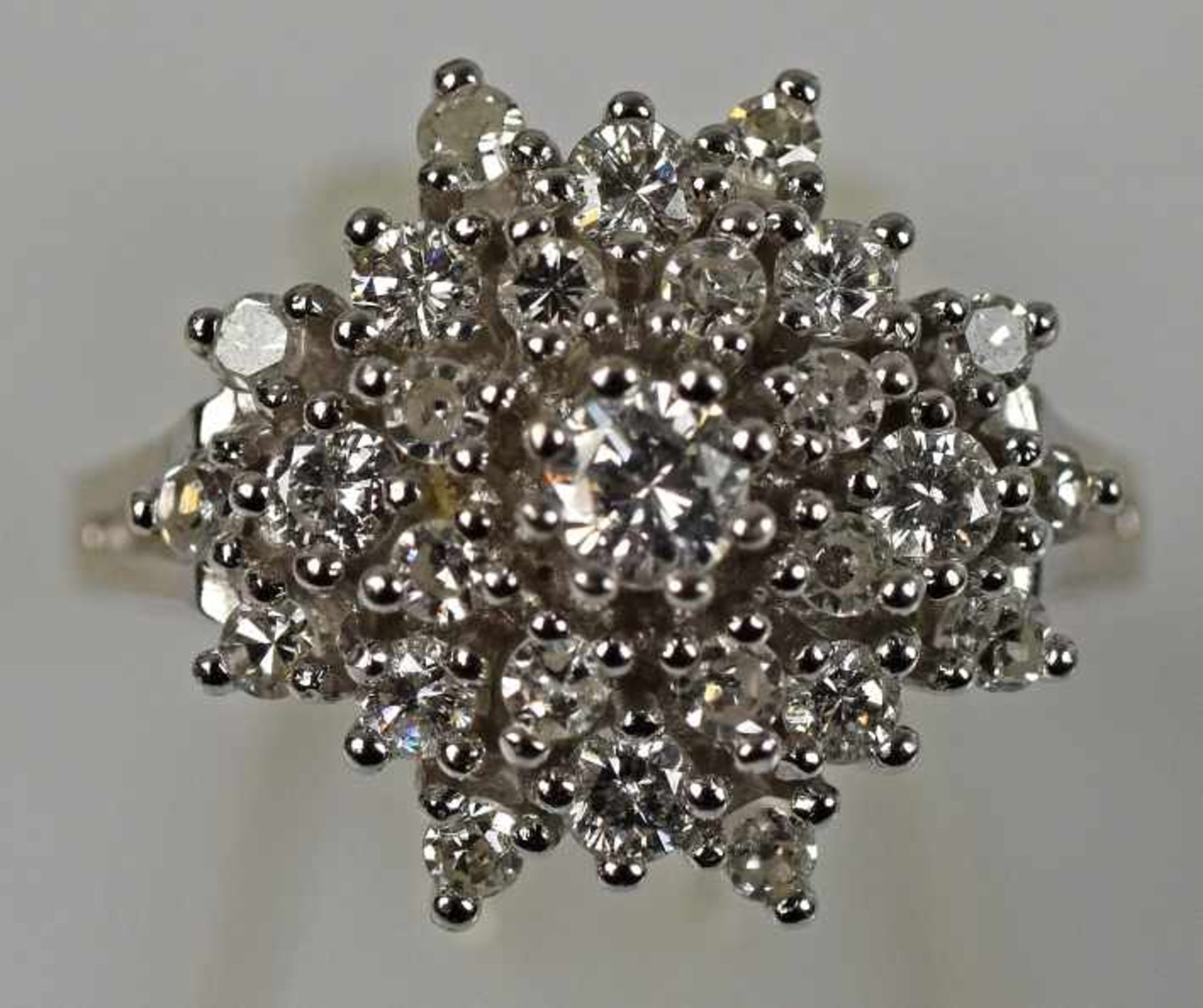 BRILLANTRING große Blüte voll besetzt mit Diamanten, gesamt um 1ct, weiß, kleine Einschlüsse, - Bild 2 aus 3