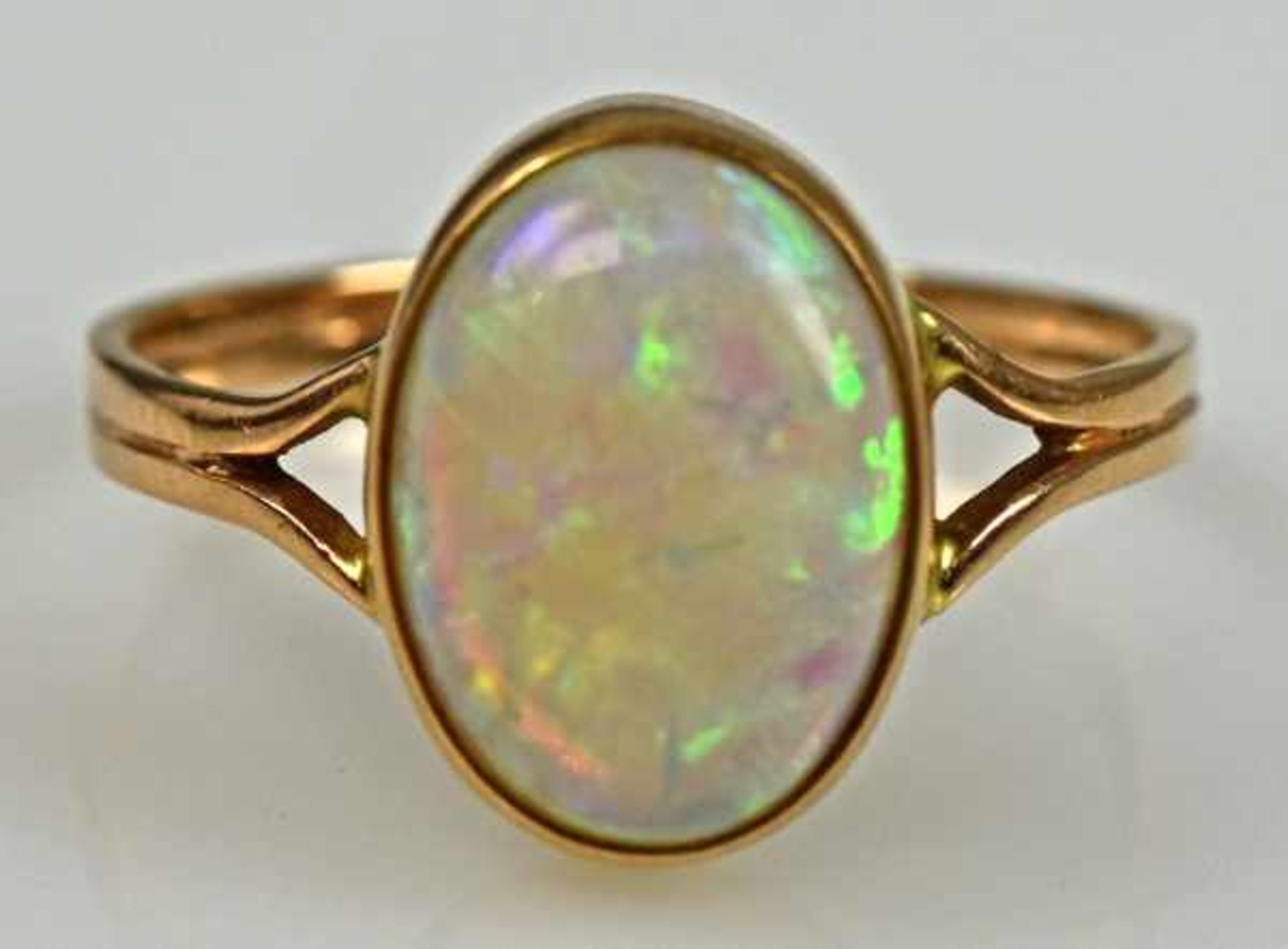 RING ovaler, weisser Opal mit grün-blauem Farbspektrum, 12x9mm, in schlichter Goldfassung 14ct, Gr.