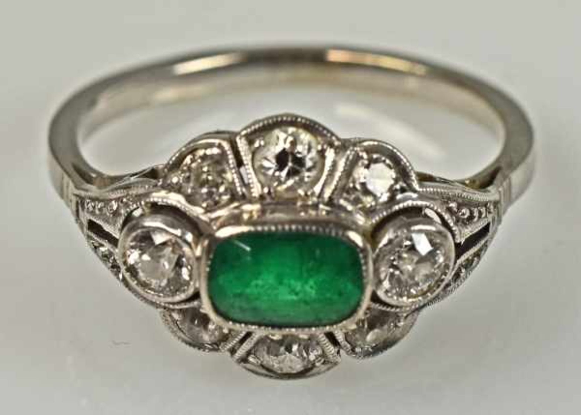 SMARAGDRING rechteckiger Smaragd umgeben von 8 Diamanten, gesamt um 0,7-0,75ct, weiss, in