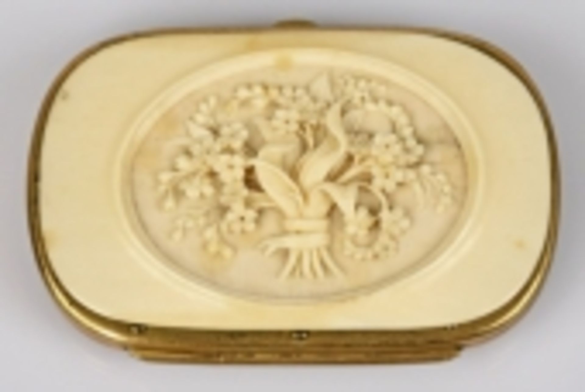 GELDBÖRSE oval, Schauseite dekoriert mit geschnitztem Blumenstrauß in Bein, Rückseite ebenfallsmit