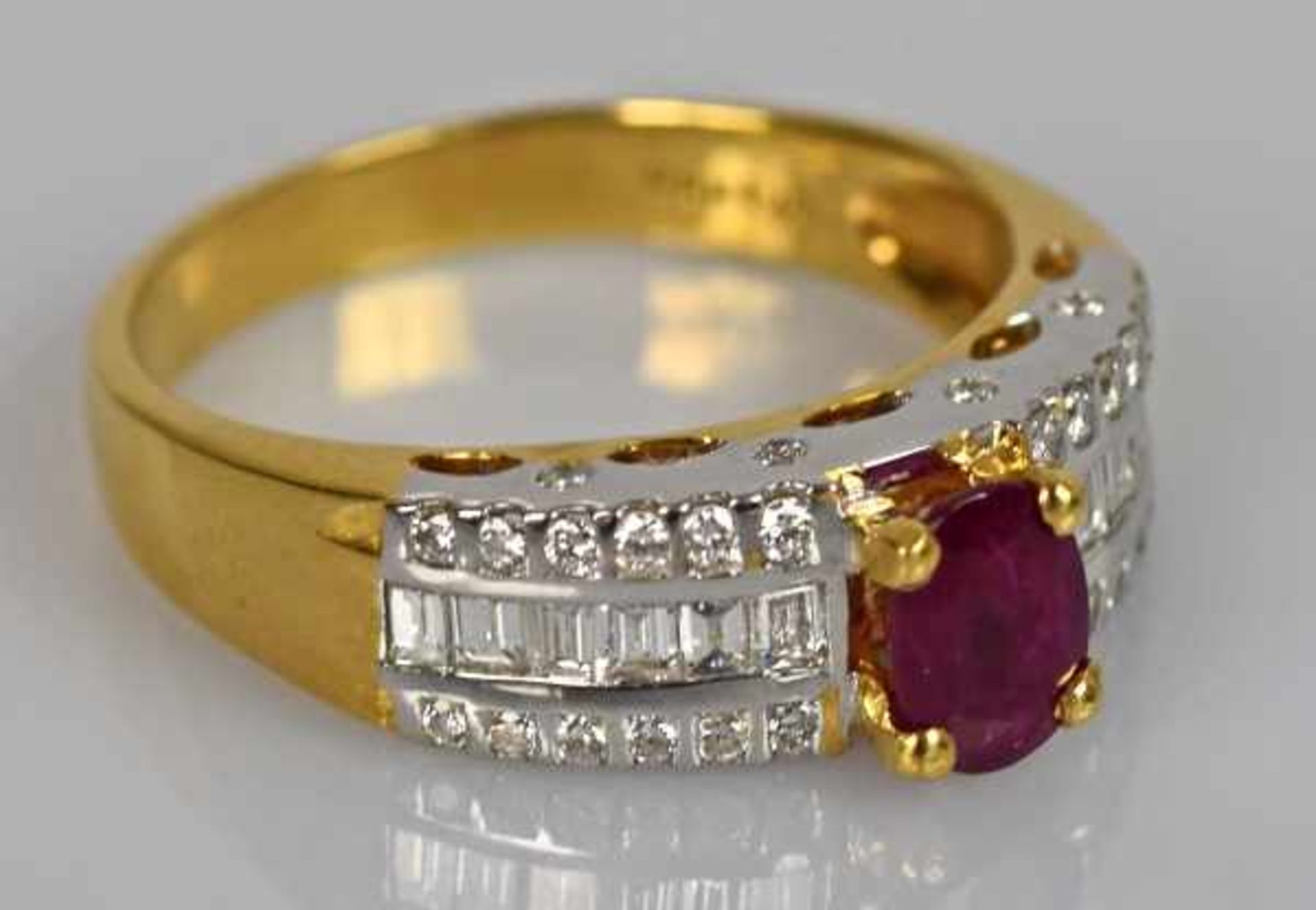 RUBINRING ovaler Rubin mit schöner Farbe 7x5mm, die Schultern besetzt mit je 6 Diamantvierecken,