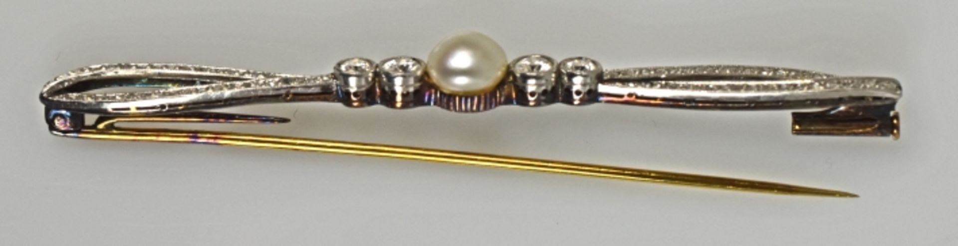 SCHLEIFENBROSCHE Bänder besetzt mit kleinen Diamanten, in der Mitte 4 grössere Diamanten mit - Bild 2 aus 2