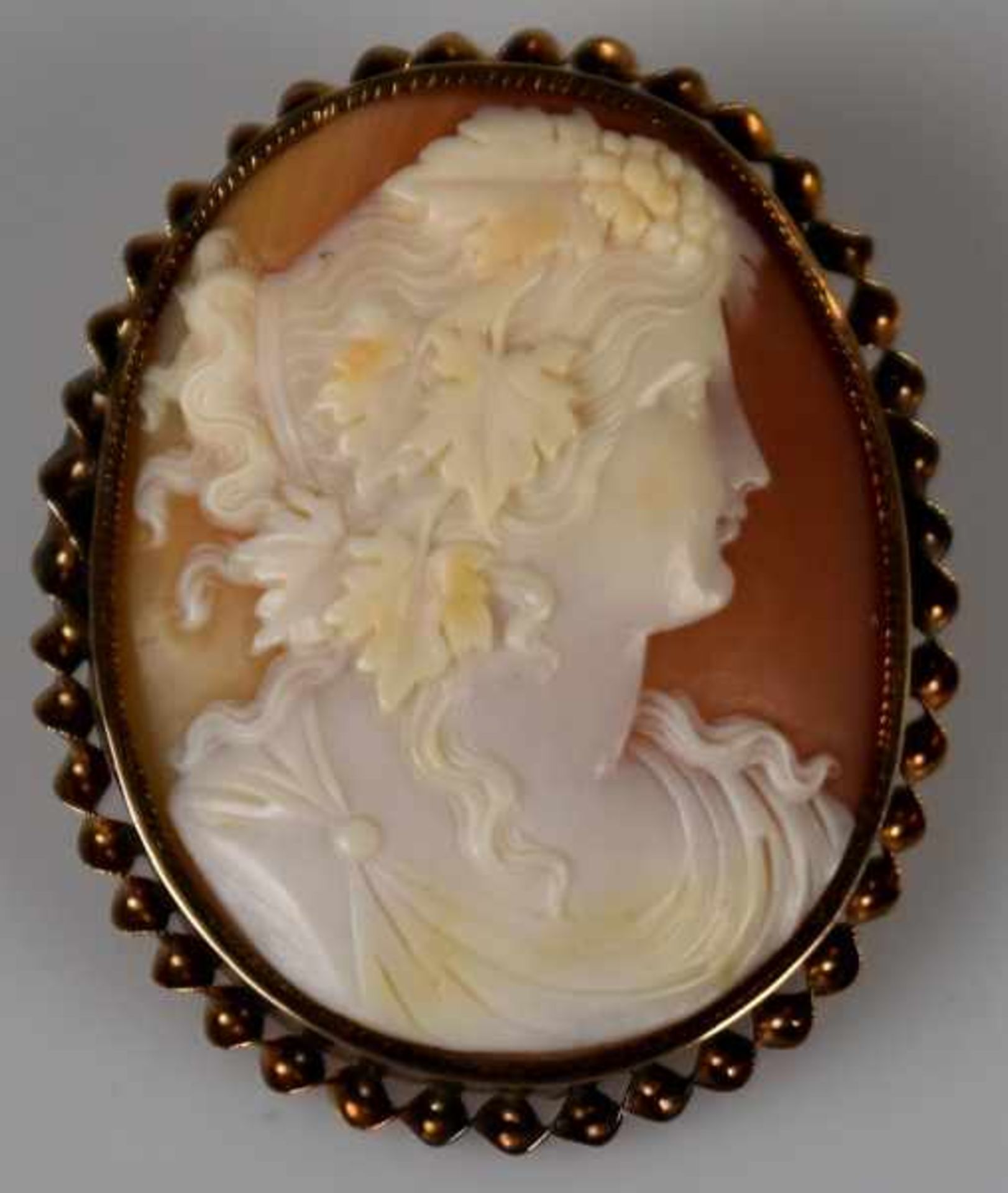 KAMEE-BROSCHE ovales Frauenportrait mit Weintrauben und Weinblättern im Haar, geschnitten in